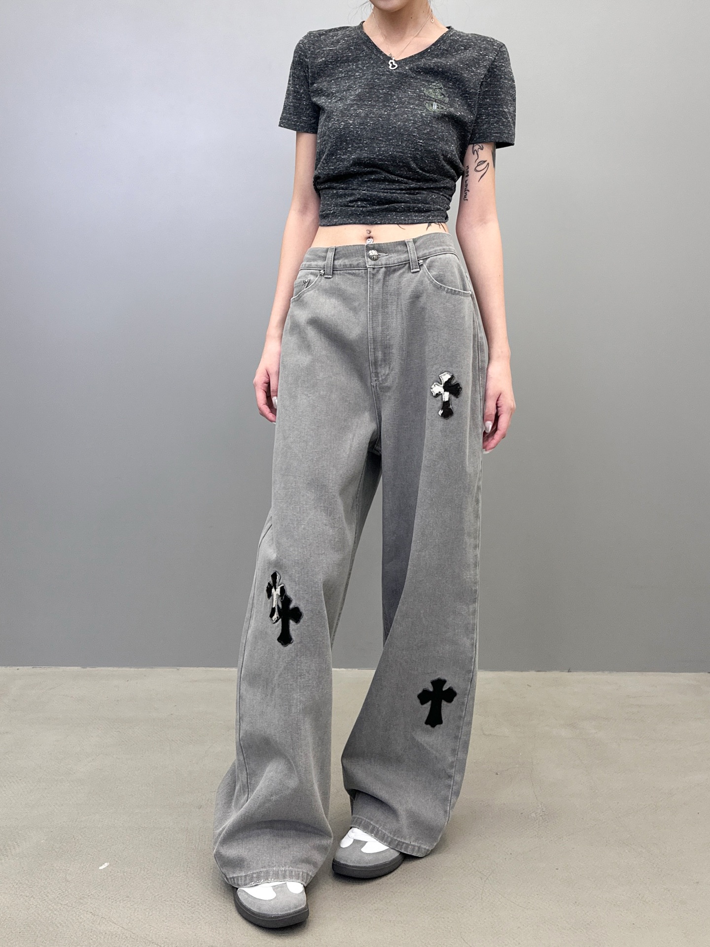 克罗心 ｜ 新款牛仔裤，成衣洗水吊磨工艺加手工车马毛十字标，尺码sml