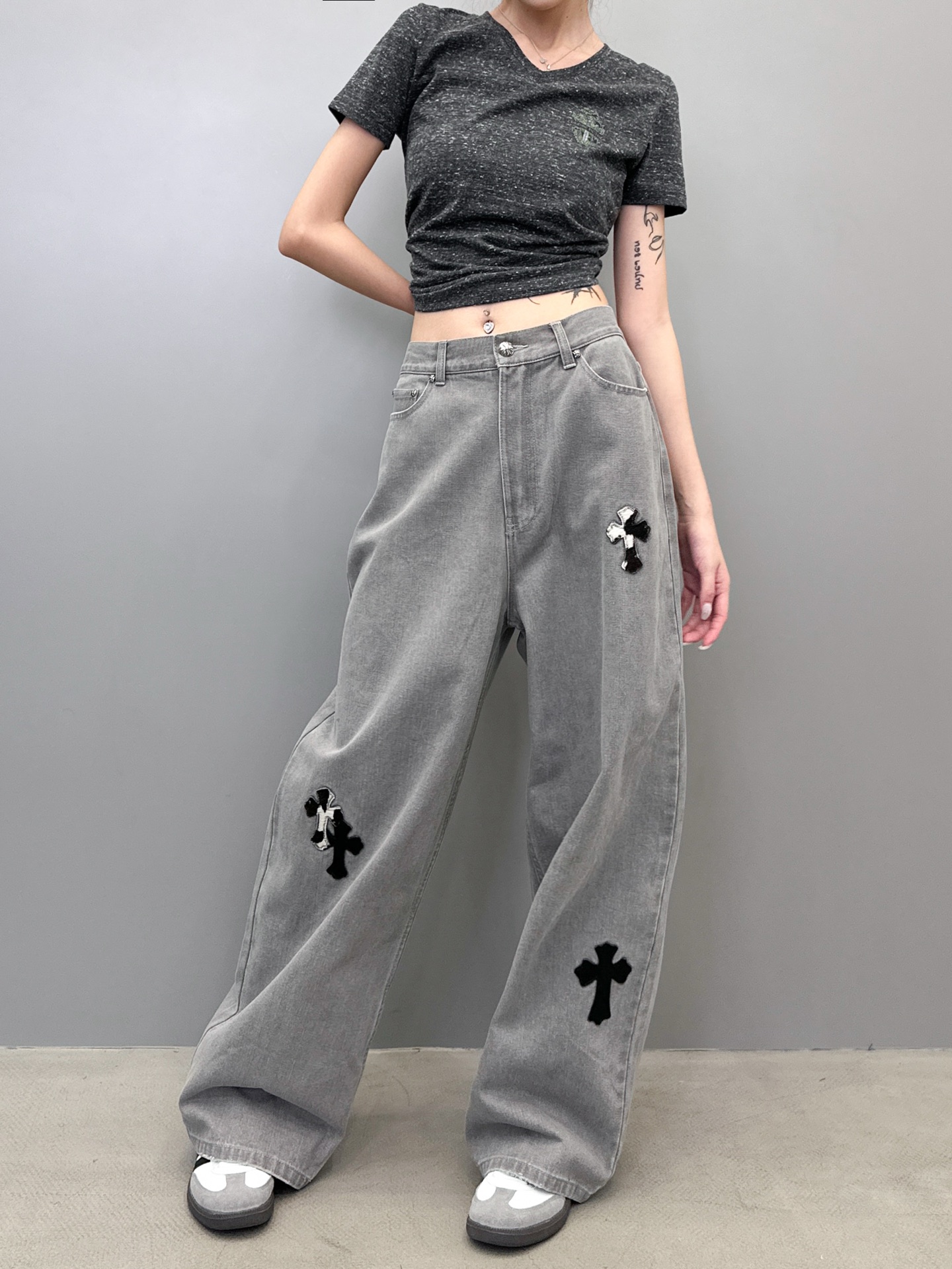 克罗心 ｜ 新款牛仔裤，成衣洗水吊磨工艺加手工车马毛十字标，尺码sml