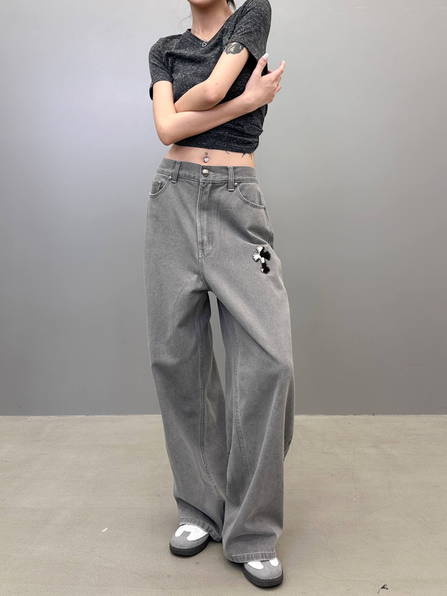 克罗心 ｜ 新款牛仔裤，成衣洗水吊磨工艺加手工车马毛十字标，尺码sml