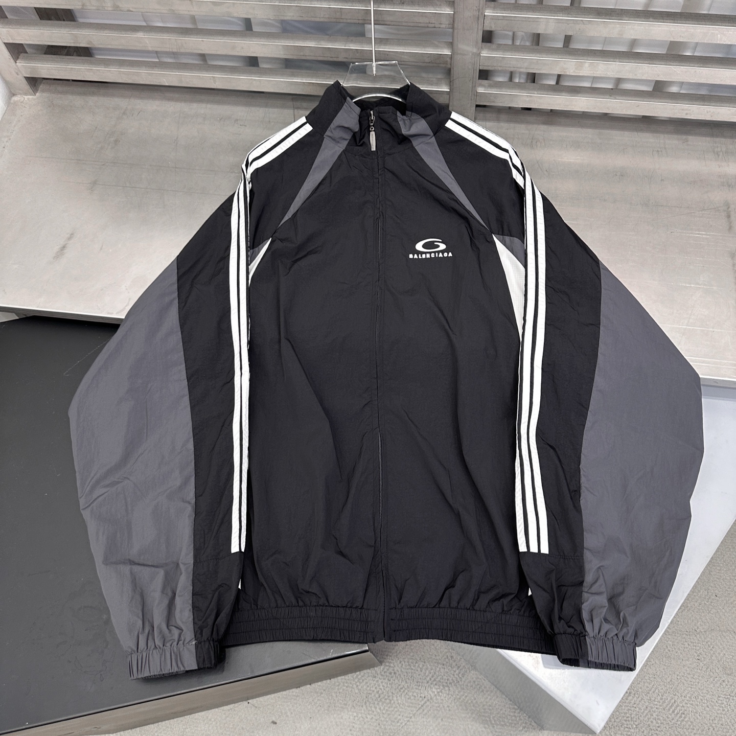 巴黎 ｜ 新款休闲上衣，经典刺绣标，手工车侧杠工艺，复杂拼接撞色结构，男女同款，尺码sml