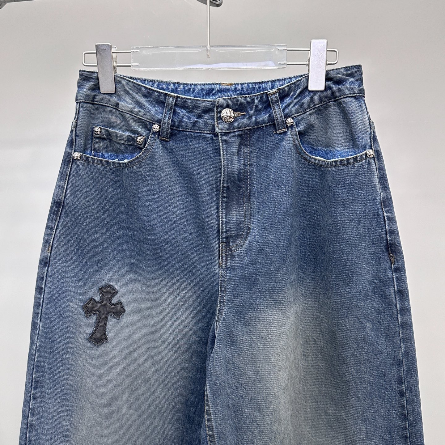 克罗心 ｜ 新款牛仔裤，成衣洗水吊磨工艺加手工车十字标，男女同款，尺码sml