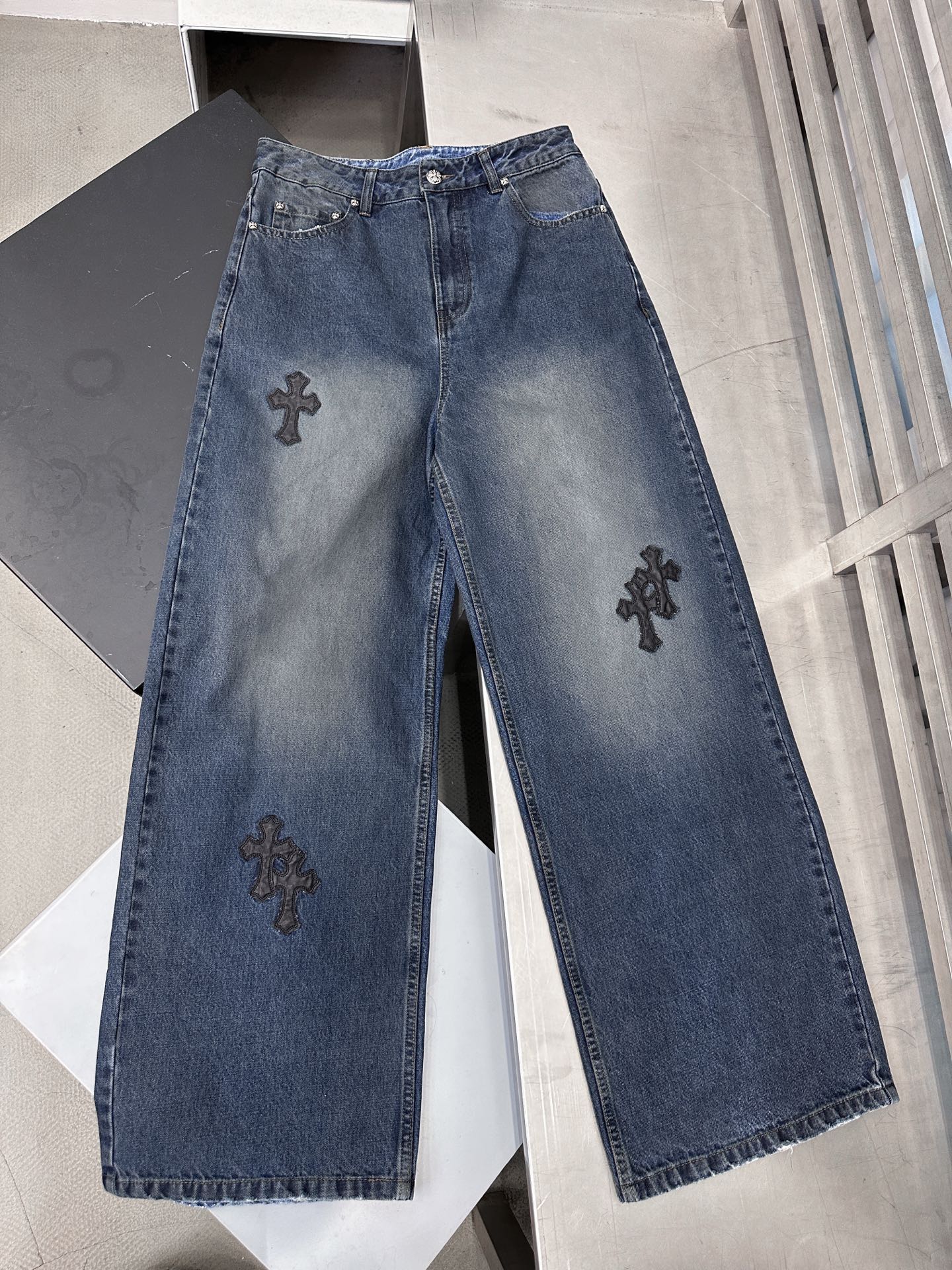 克罗心 ｜ 新款牛仔裤，成衣洗水吊磨工艺加手工车十字标，男女同款，尺码sml