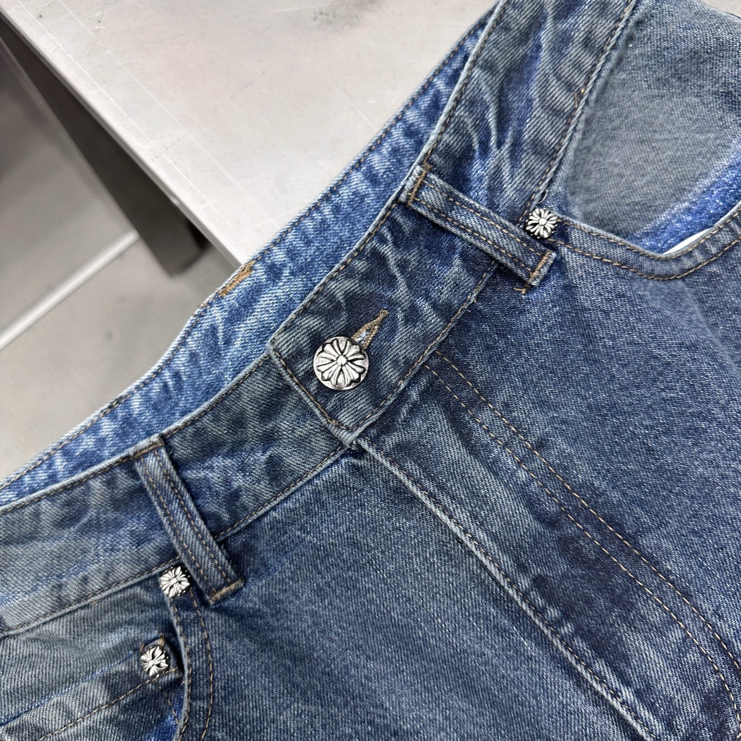 克罗心 ｜ 新款牛仔裤，成衣洗水吊磨工艺加手工车十字标，男女同款，尺码sml