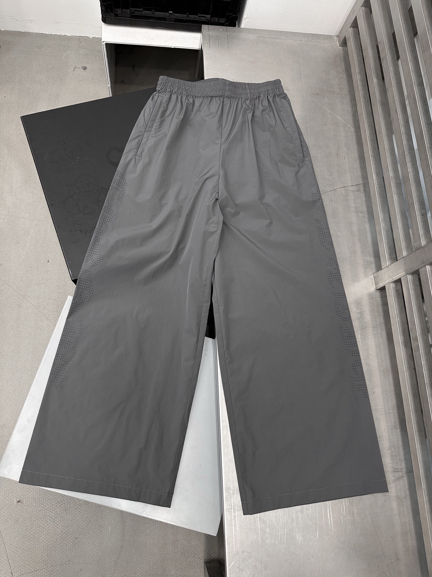  克罗心 ｜ 新款休闲裤，大身激光冲孔工艺，休闲时尚，男女同款，尺码sml