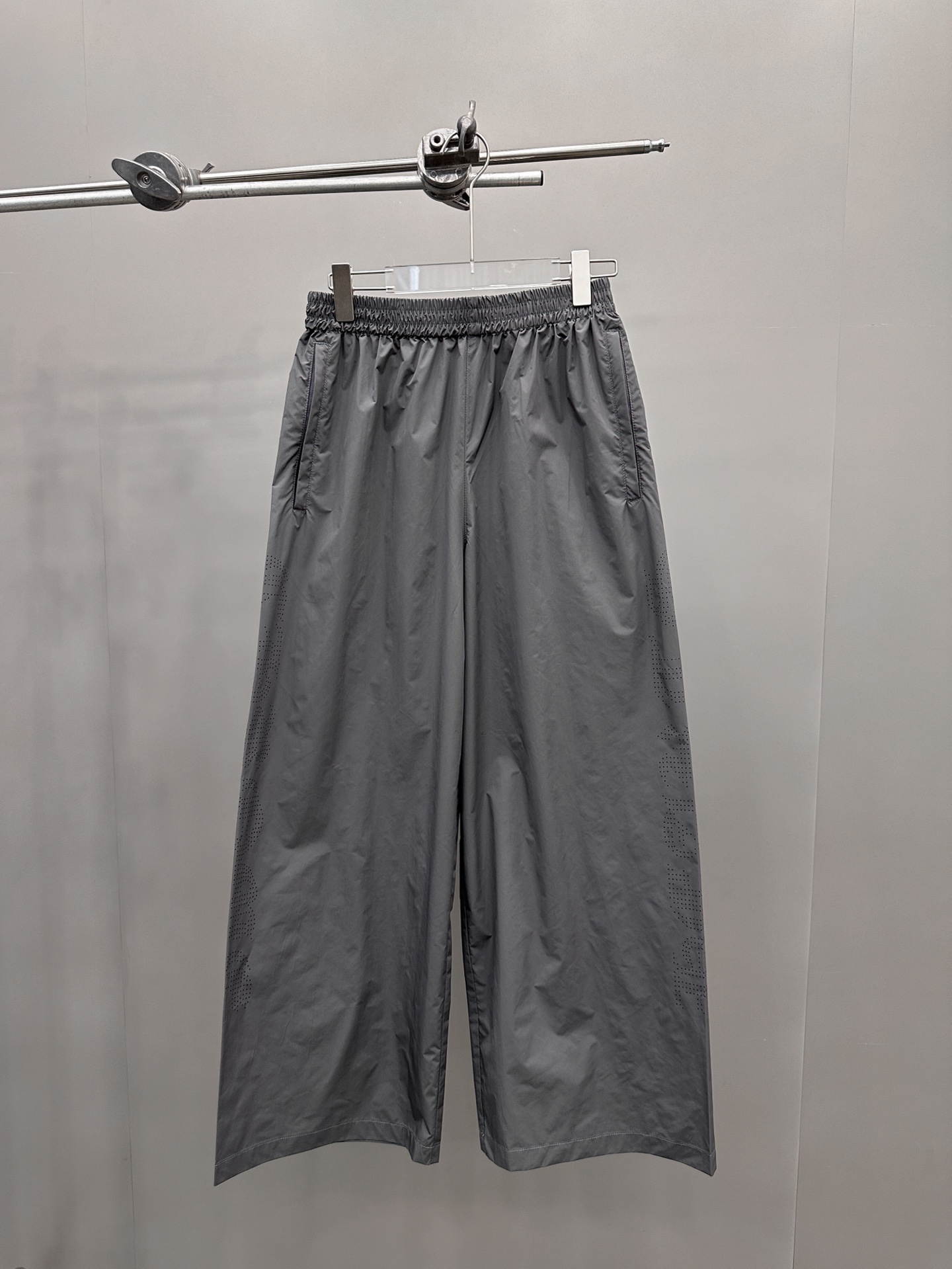  克罗心 ｜ 新款休闲裤，大身激光冲孔工艺，休闲时尚，男女同款，尺码sml