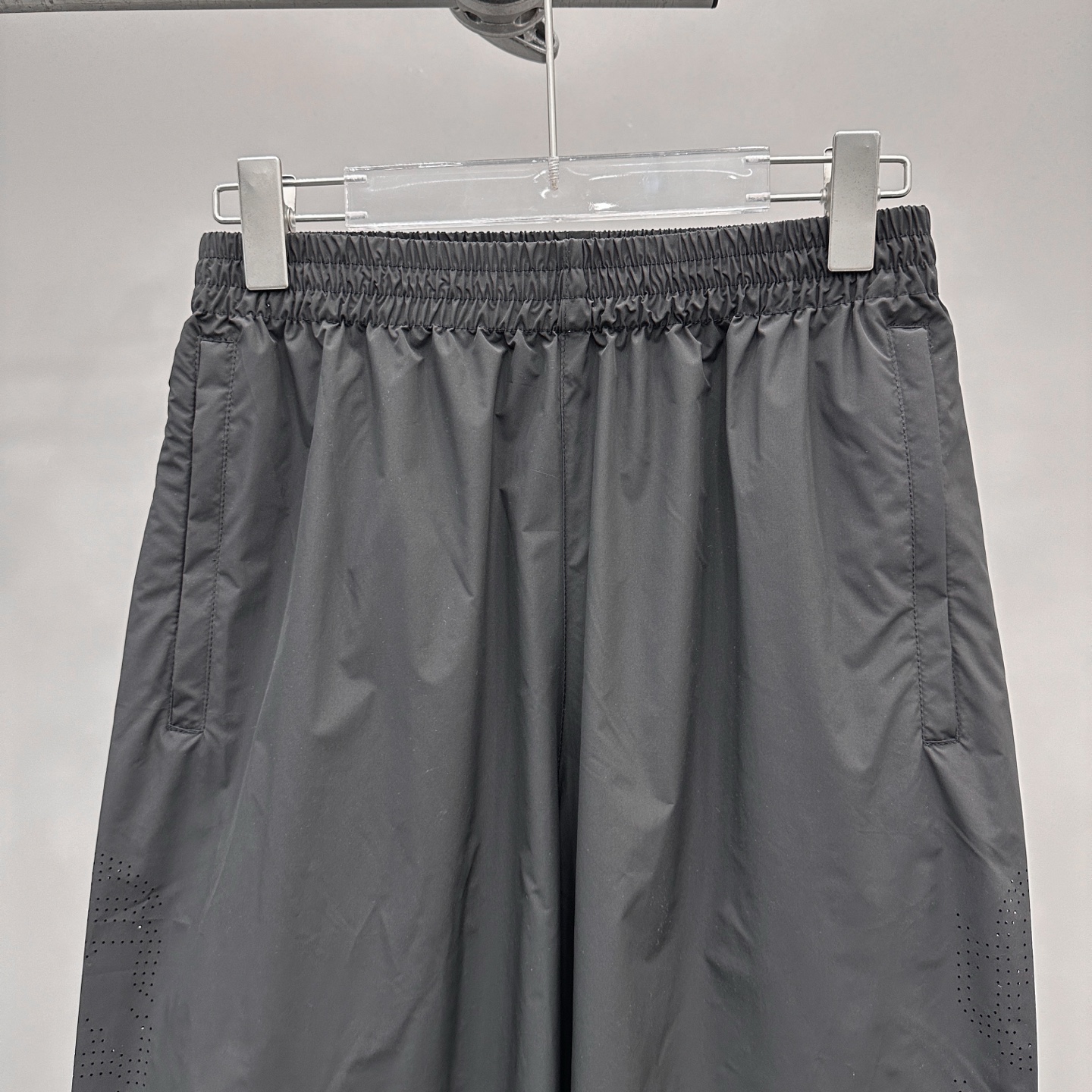  克罗心 ｜ 新款休闲裤，大身激光冲孔工艺，休闲时尚，男女同款，尺码sml