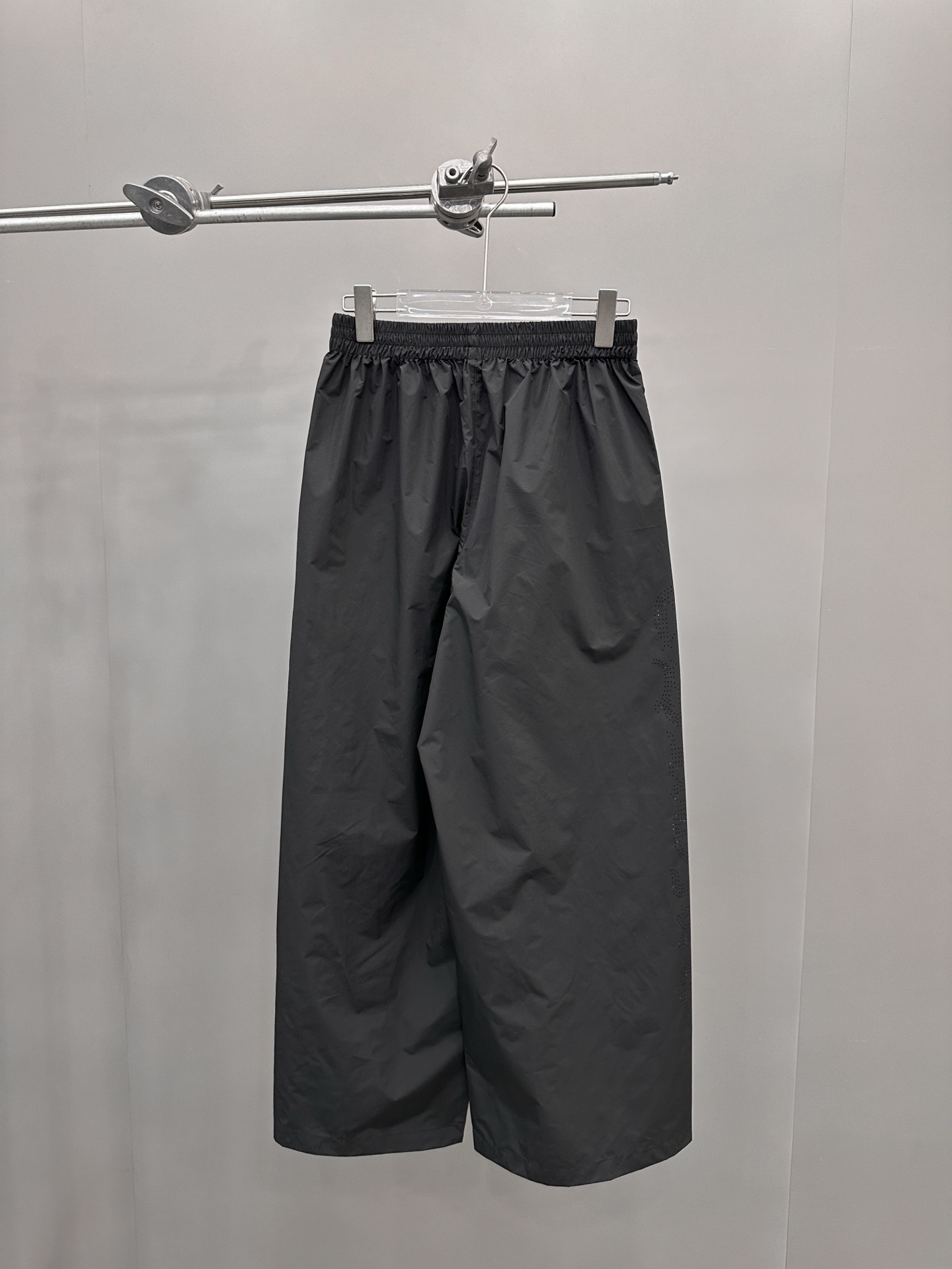  克罗心 ｜ 新款休闲裤，大身激光冲孔工艺，休闲时尚，男女同款，尺码sml