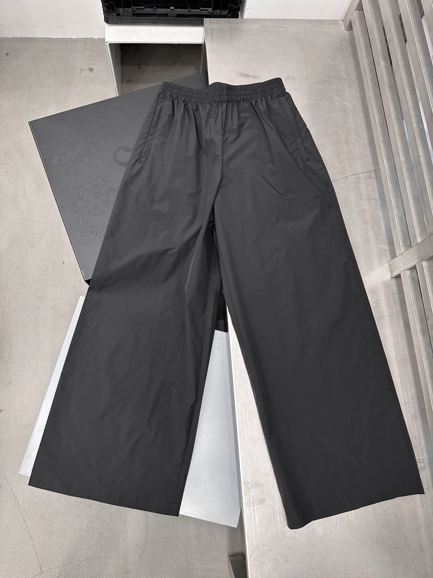  克罗心 ｜ 新款休闲裤，大身激光冲孔工艺，休闲时尚，男女同款，尺码sml