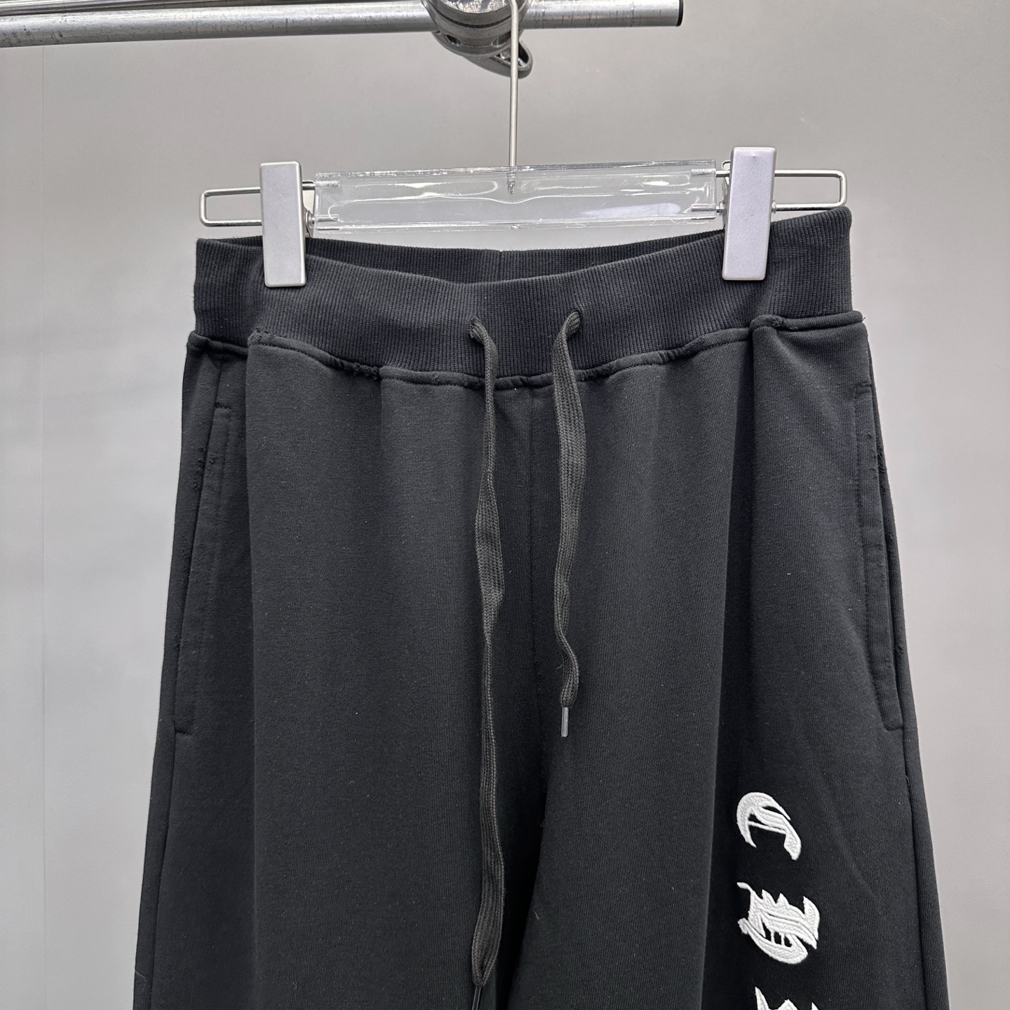  克罗心 ｜ 新款休闲卫裤，成衣洗水吊磨工艺加贴布绣花，100%棉，男女同款，尺码sml