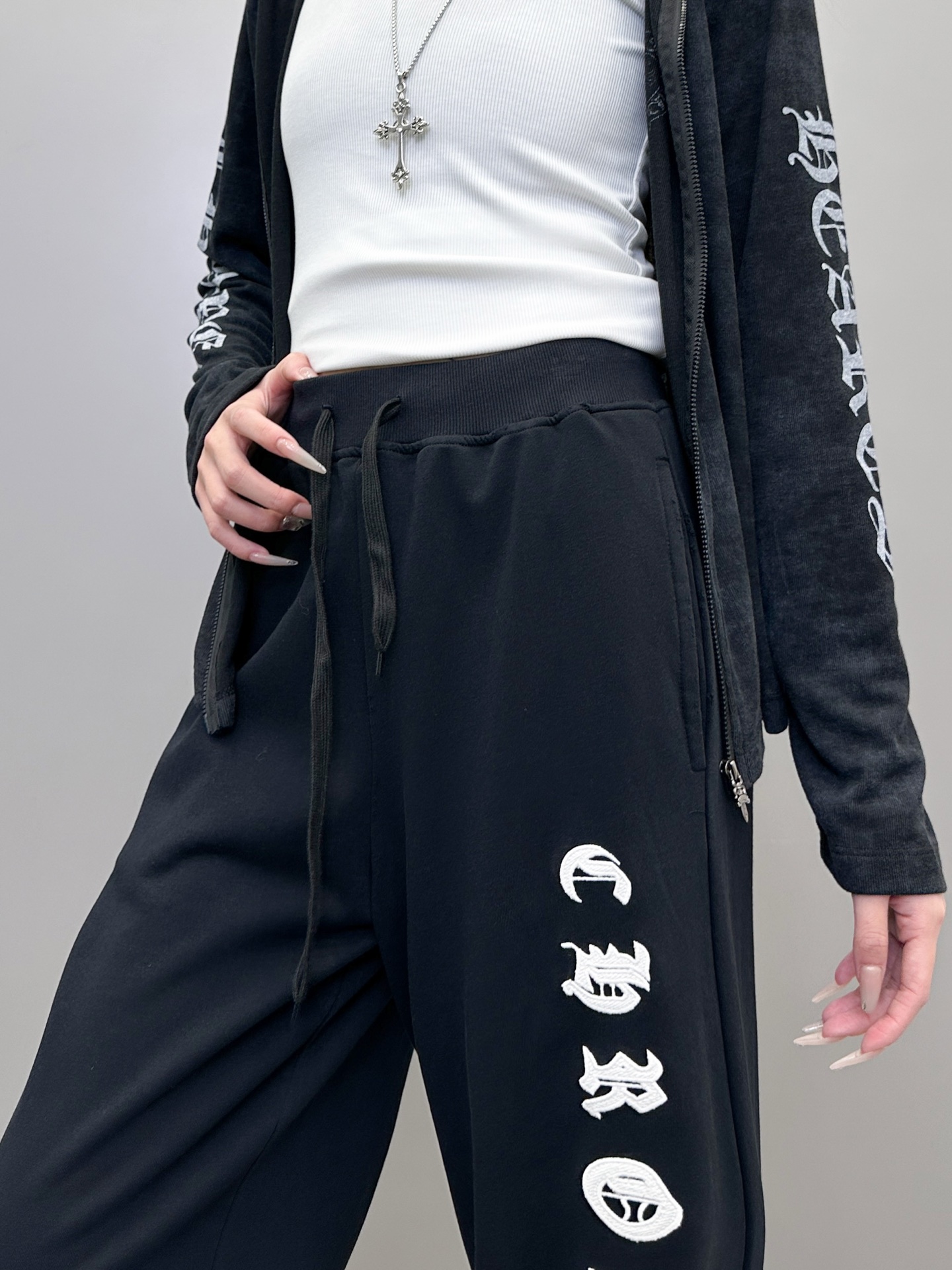  克罗心 ｜ 新款休闲卫裤，成衣洗水吊磨工艺加贴布绣花，100%棉，男女同款，尺码sml