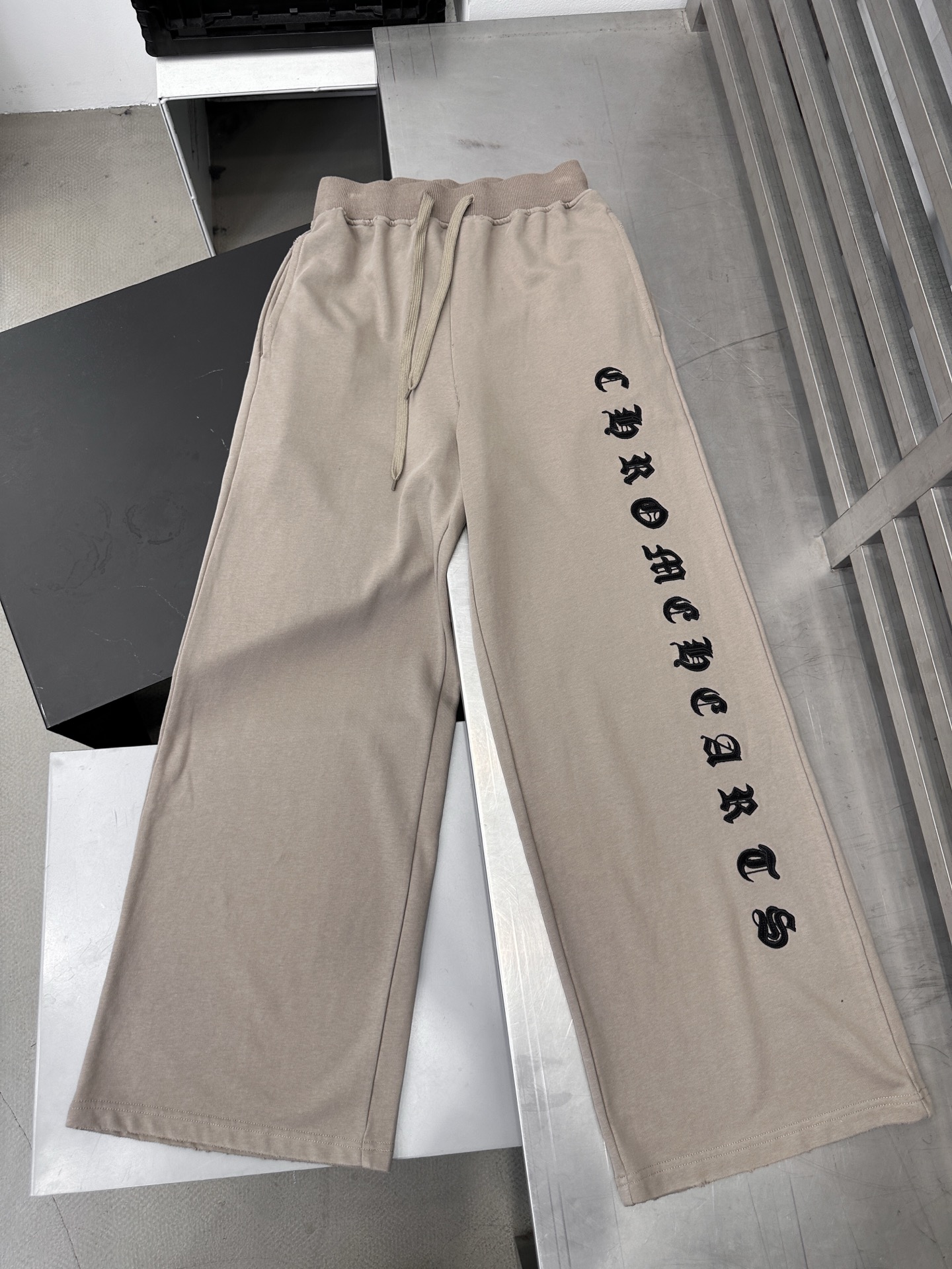  克罗心 ｜ 新款休闲卫裤，成衣洗水吊磨工艺加贴布绣花，100%棉，男女同款，尺码sml