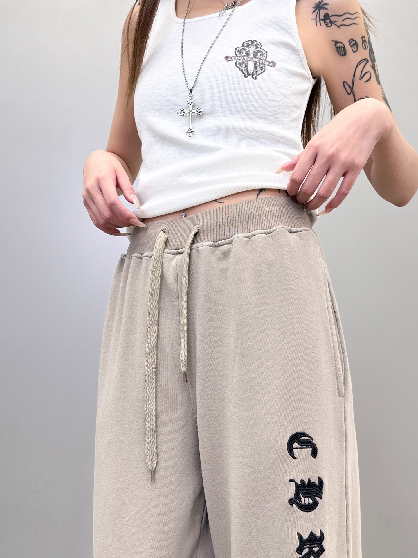  克罗心 ｜ 新款休闲卫裤，成衣洗水吊磨工艺加贴布绣花，100%棉，男女同款，尺码sml