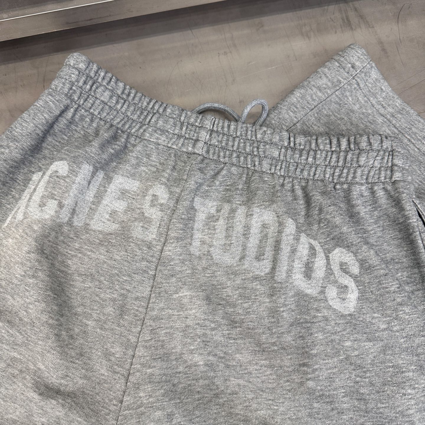 Acne ｜ 新款卫裤，成衣洗水喷色工艺加前后印花，100%棉，男女同款，尺码sml