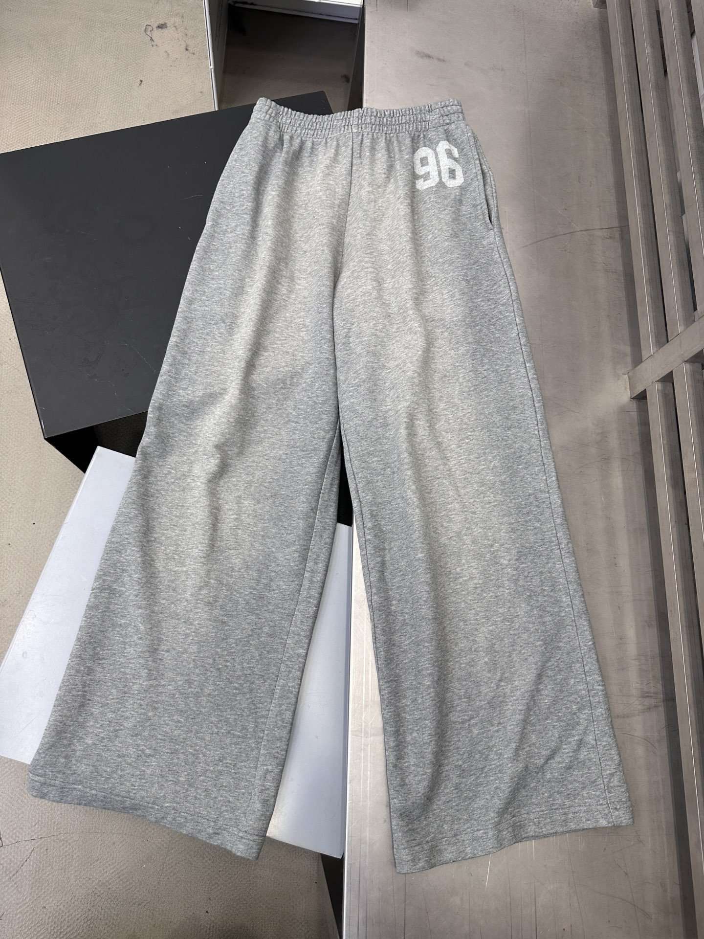 Acne ｜ 新款卫裤，成衣洗水喷色工艺加前后印花，100%棉，男女同款，尺码sml