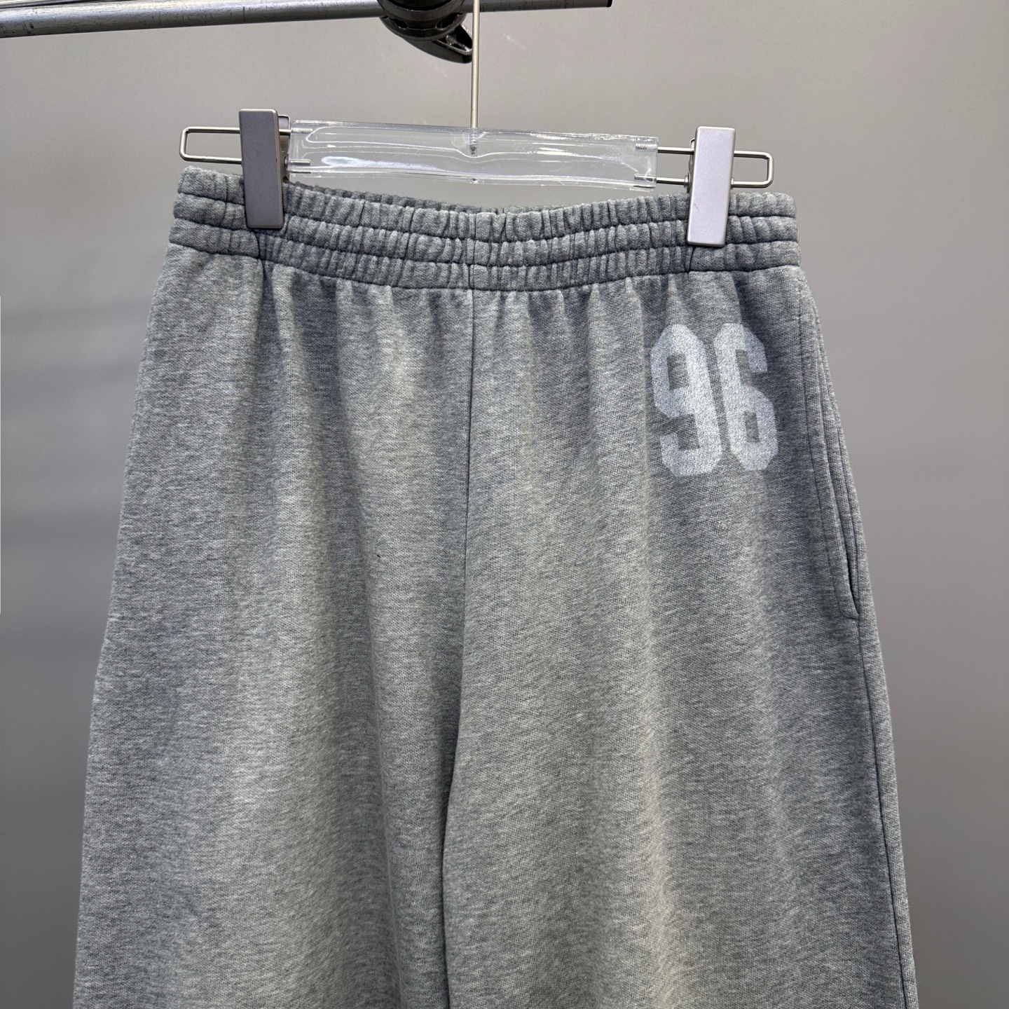 Acne ｜ 新款卫裤，成衣洗水喷色工艺加前后印花，100%棉，男女同款，尺码sml