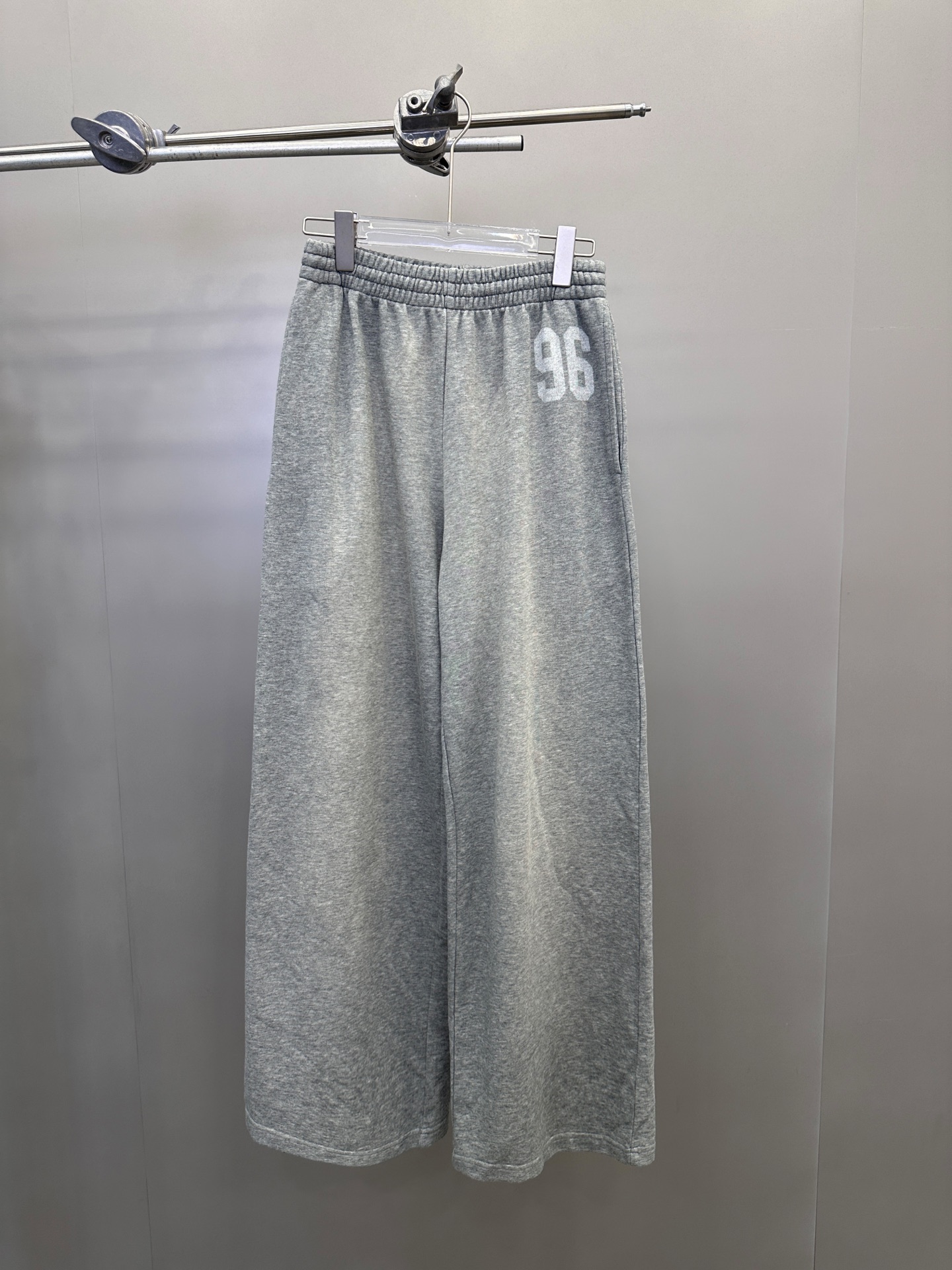 Acne ｜ 新款卫裤，成衣洗水喷色工艺加前后印花，100%棉，男女同款，尺码sml