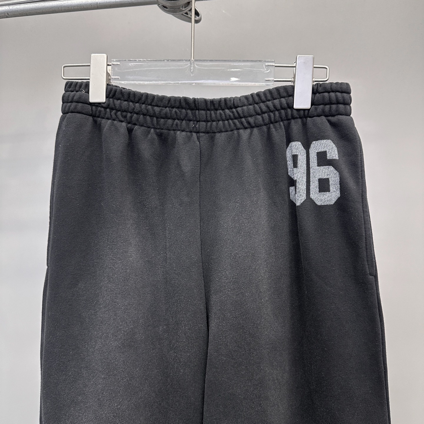 Acne ｜ 新款卫裤，成衣洗水喷色工艺加前后印花，100%棉，男女同款，尺码sml