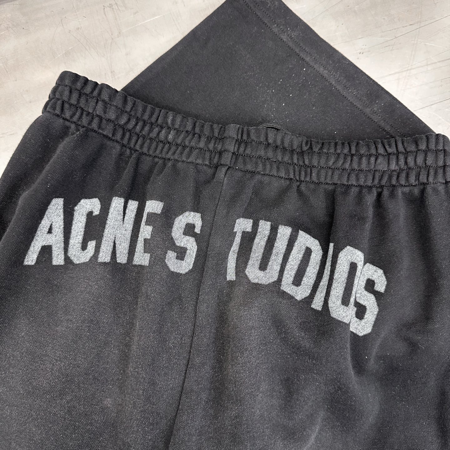 Acne ｜ 新款卫裤，成衣洗水喷色工艺加前后印花，100%棉，男女同款，尺码sml