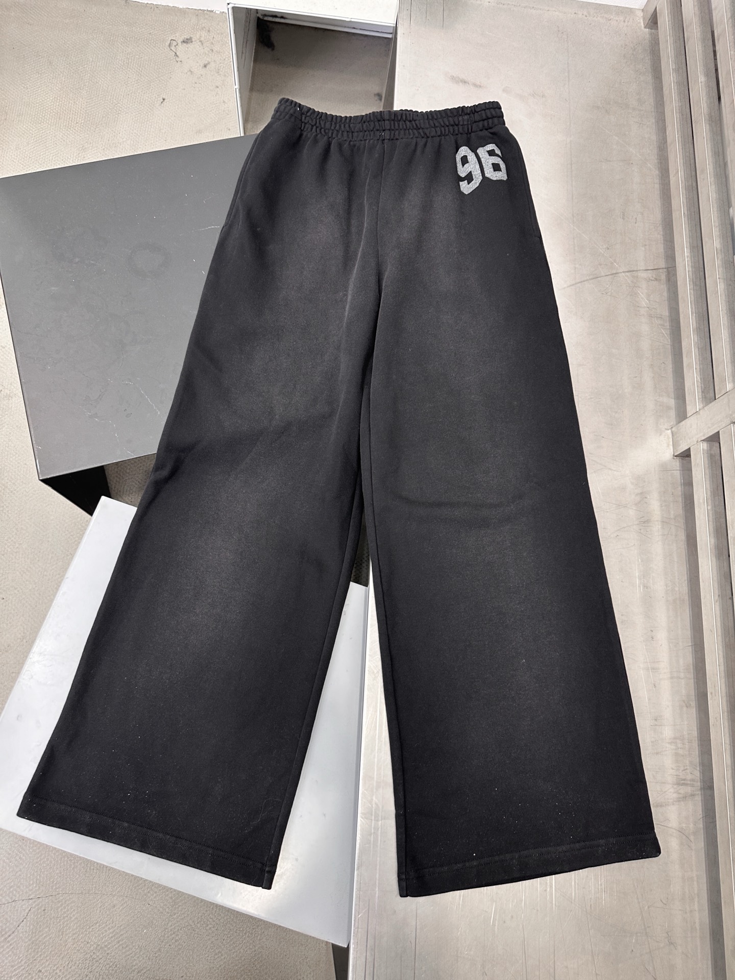 Acne ｜ 新款卫裤，成衣洗水喷色工艺加前后印花，100%棉，男女同款，尺码sml