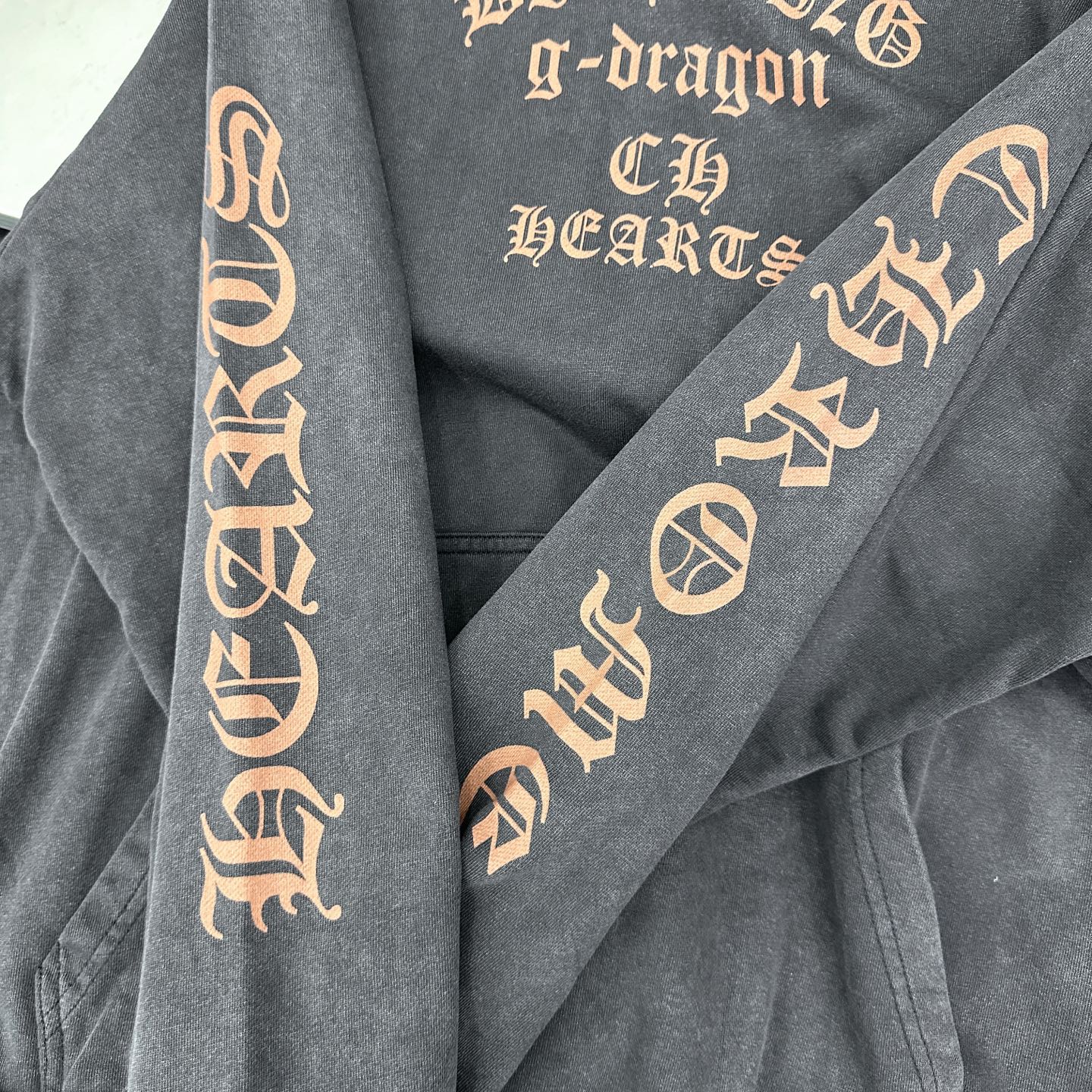 克罗心 ｜ 新款连帽卫衣，成衣洗水炒色工艺加多处印花，男女同款，尺码sml