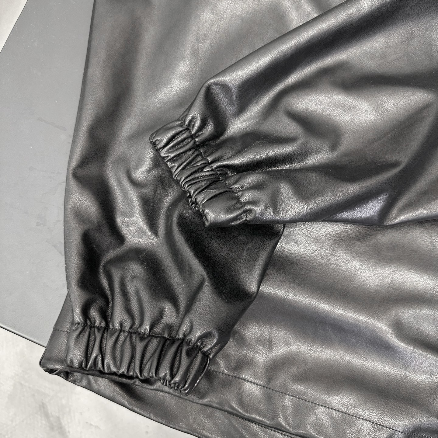 克罗心 ｜ 新款环保皮衬衣，经典手工刺绣标加五金配饰，进口环保海岛丝pu面料，休闲时尚，男女同款，尺码s