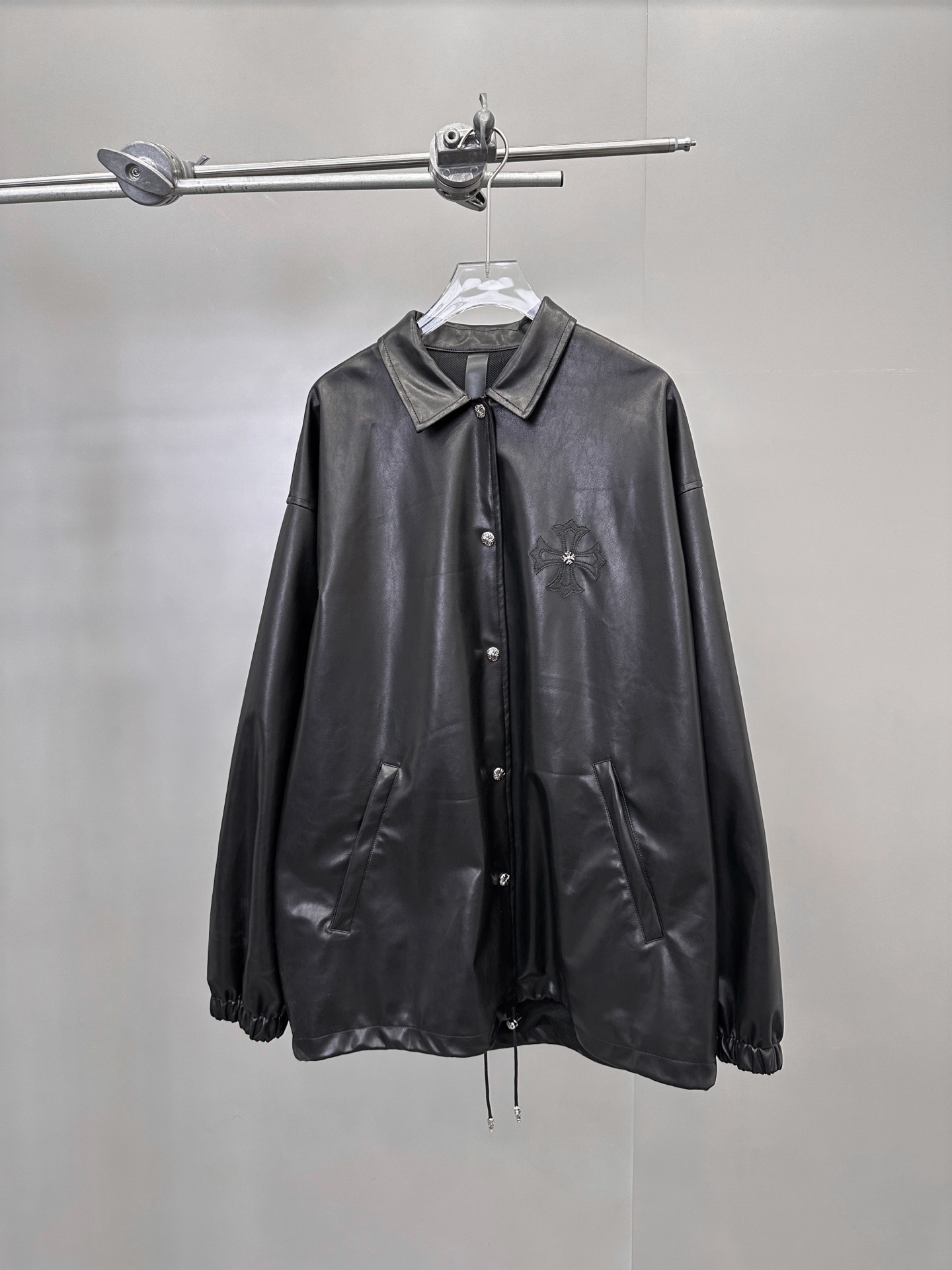 克罗心 ｜ 新款环保皮衬衣，经典手工刺绣标加五金配饰，进口环保海岛丝pu面料，休闲时尚，男女同款，尺码s