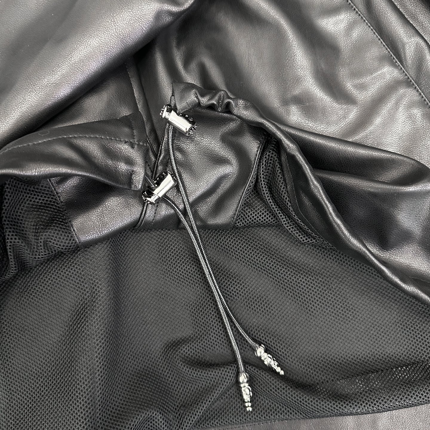 克罗心 ｜ 新款环保皮衬衣，经典手工刺绣标加五金配饰，进口环保海岛丝pu面料，休闲时尚，男女同款，尺码s