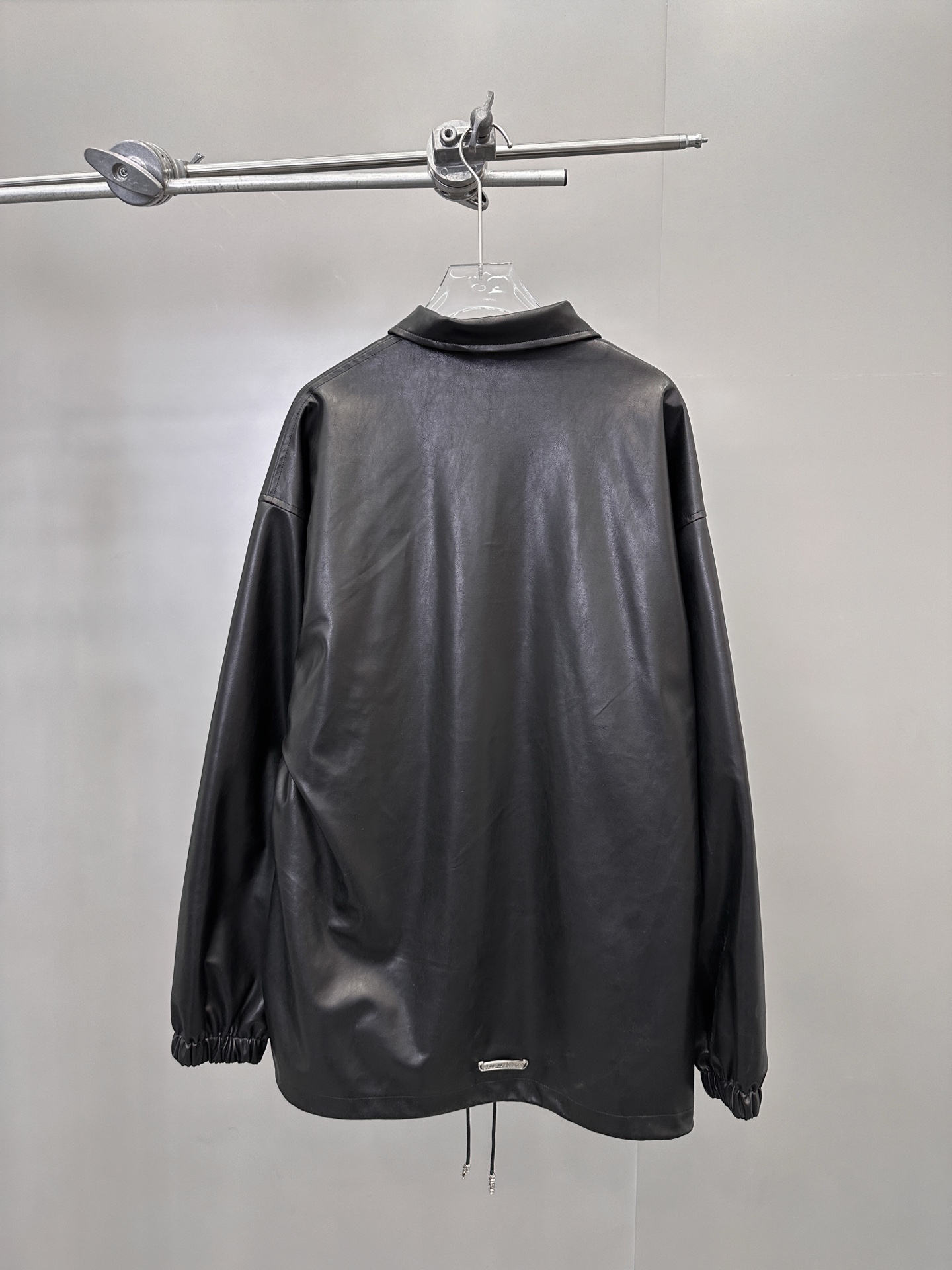 克罗心 ｜ 新款环保皮衬衣，经典手工刺绣标加五金配饰，进口环保海岛丝pu面料，休闲时尚，男女同款，尺码s