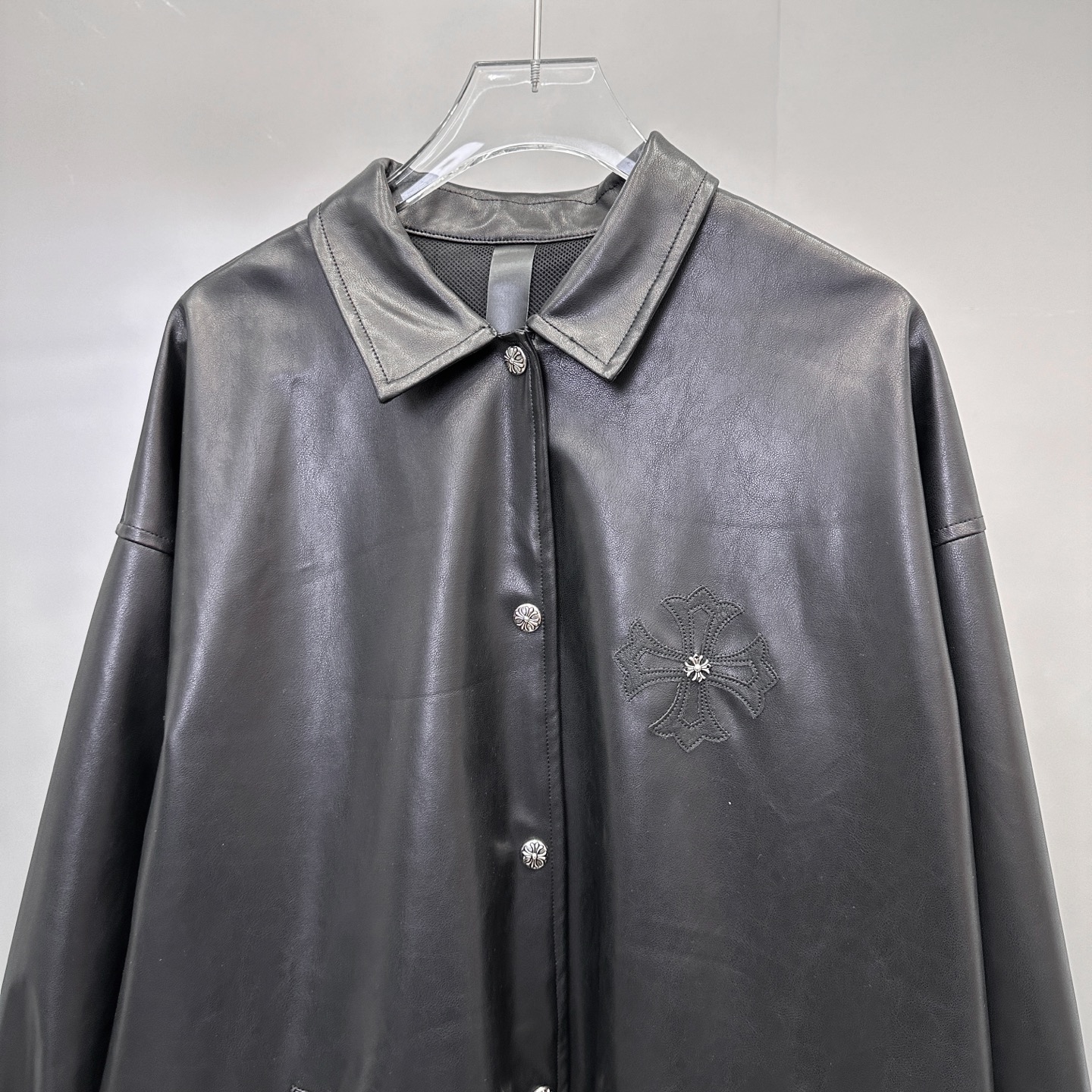 克罗心 ｜ 新款环保皮衬衣，经典手工刺绣标加五金配饰，进口环保海岛丝pu面料，休闲时尚，男女同款，尺码s