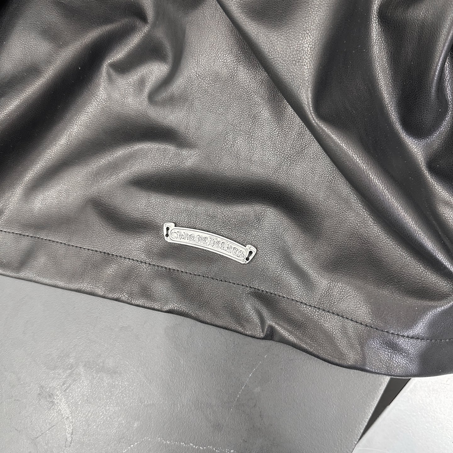 克罗心 ｜ 新款环保皮衬衣，经典手工刺绣标加五金配饰，进口环保海岛丝pu面料，休闲时尚，男女同款，尺码s