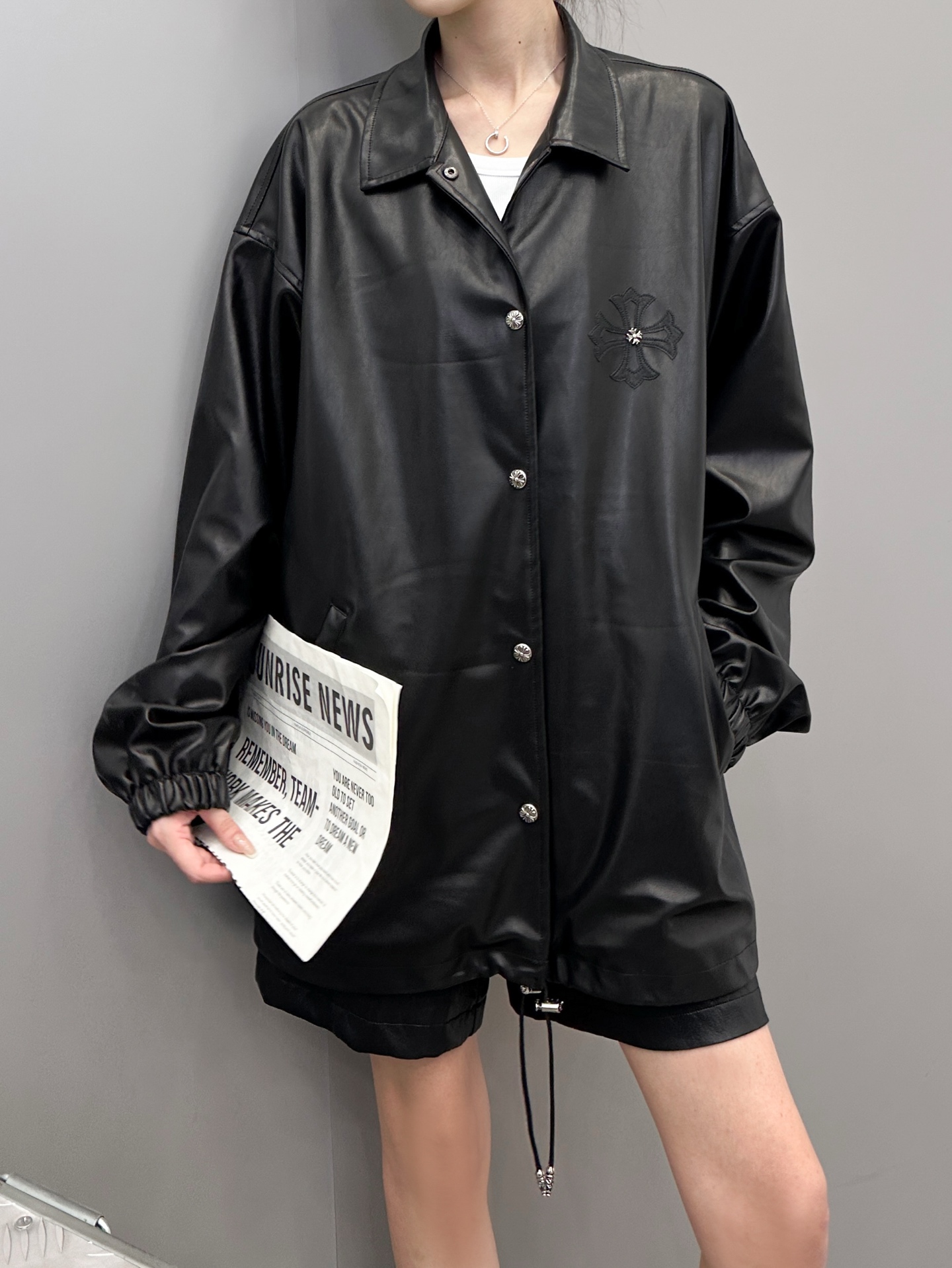 克罗心 ｜ 新款环保皮衬衣，经典手工刺绣标加五金配饰，进口环保海岛丝pu面料，休闲时尚，男女同款，尺码s