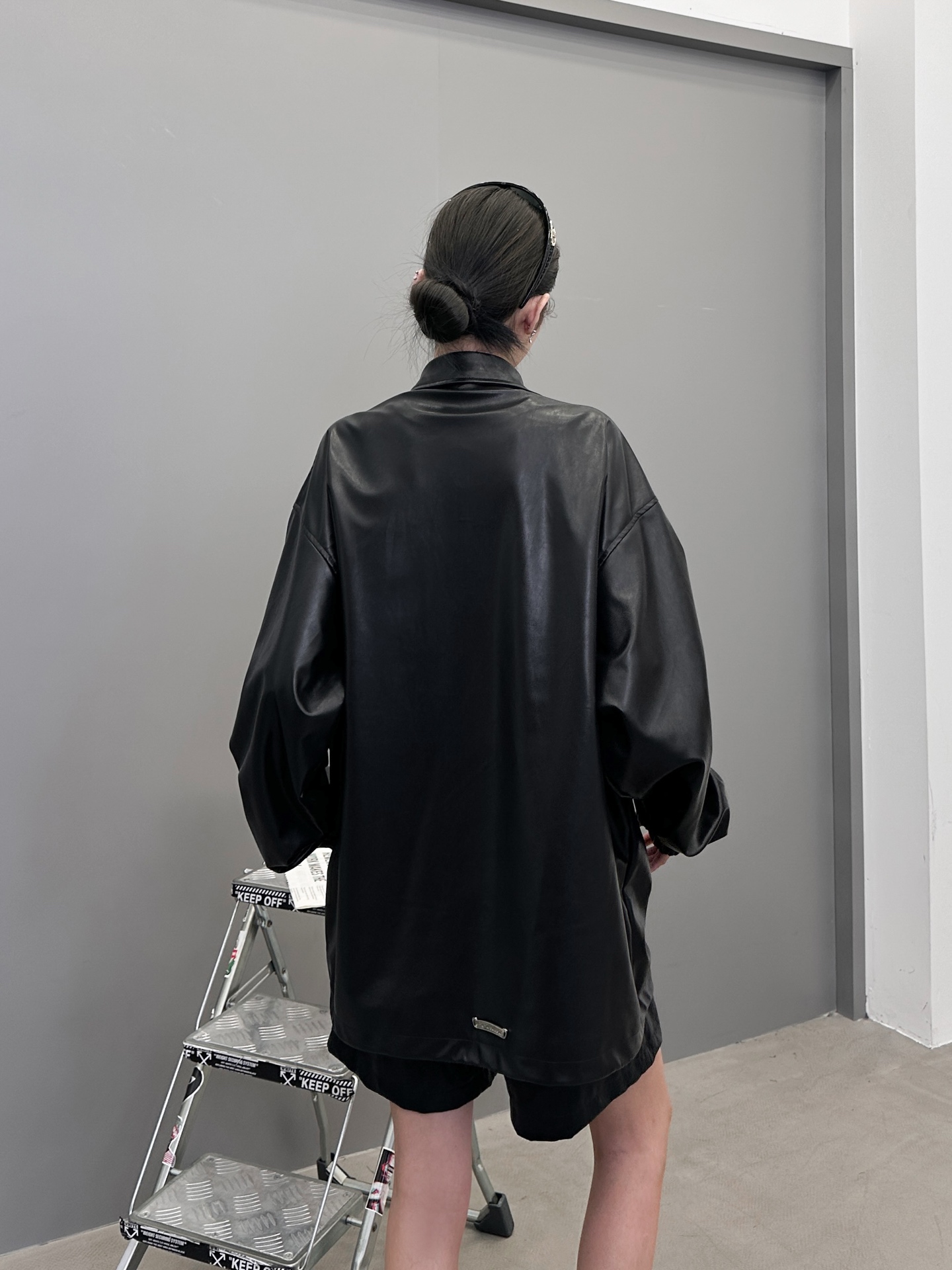 克罗心 ｜ 新款环保皮衬衣，经典手工刺绣标加五金配饰，进口环保海岛丝pu面料，休闲时尚，男女同款，尺码s