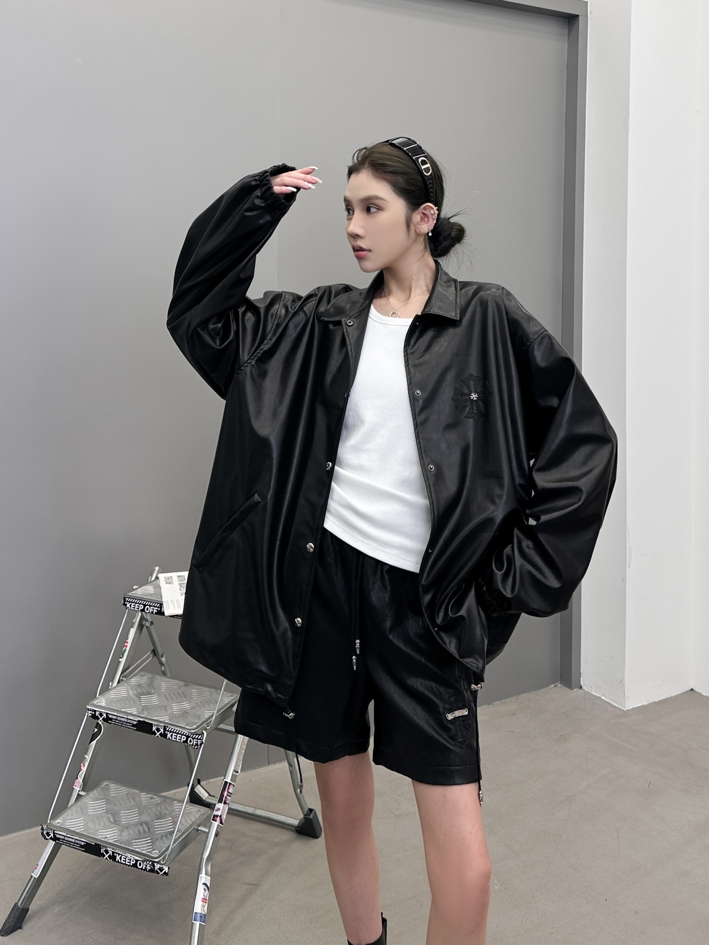 克罗心 ｜ 新款环保皮衬衣，经典手工刺绣标加五金配饰，进口环保海岛丝pu面料，休闲时尚，男女同款，尺码s