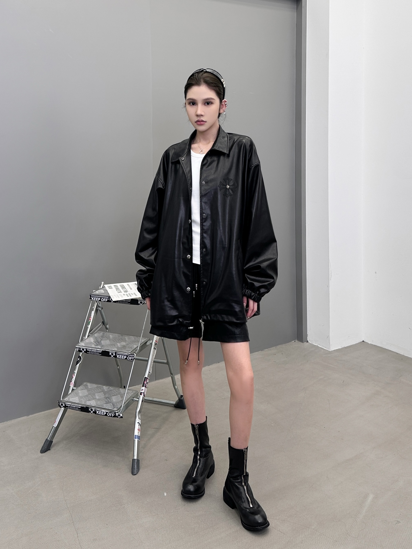 克罗心 ｜ 新款环保皮衬衣，经典手工刺绣标加五金配饰，进口环保海岛丝pu面料，休闲时尚，男女同款，尺码s