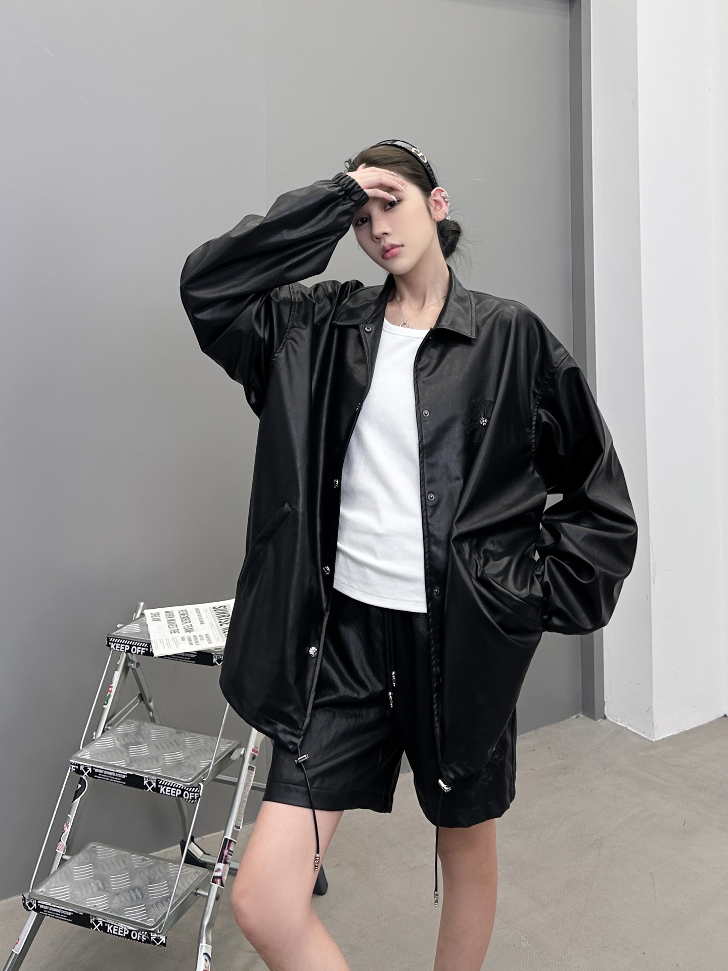 克罗心 ｜ 新款环保皮衬衣，经典手工刺绣标加五金配饰，进口环保海岛丝pu面料，休闲时尚，男女同款，尺码s