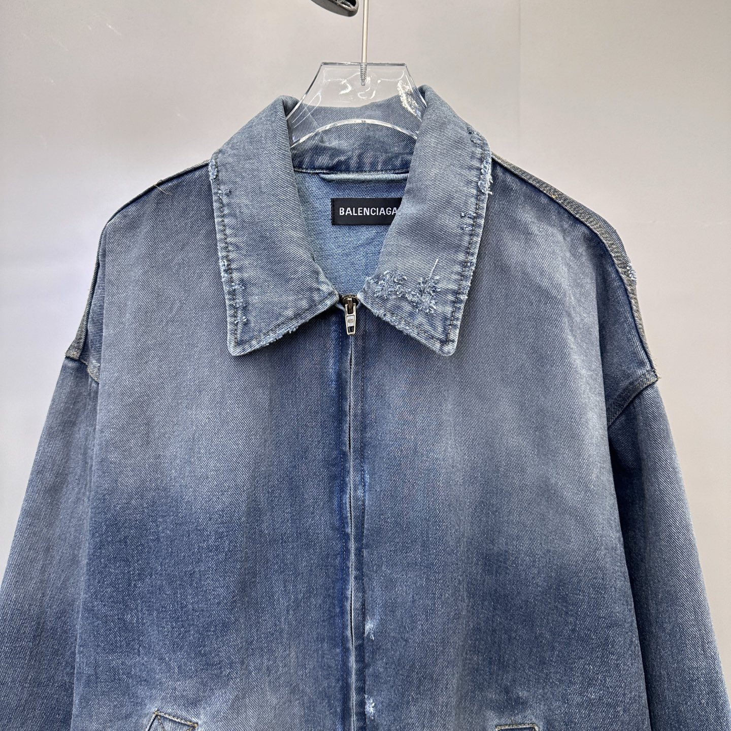 巴黎 ｜ 新款牛仔外套，成衣洗水喷色泥浆加磨破工艺，休闲时尚版型，男女同款，尺码sml