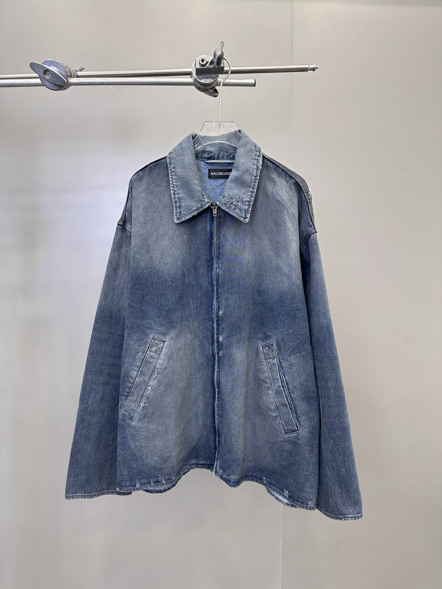 巴黎 ｜ 新款牛仔外套，成衣洗水喷色泥浆加磨破工艺，休闲时尚版型，男女同款，尺码sml