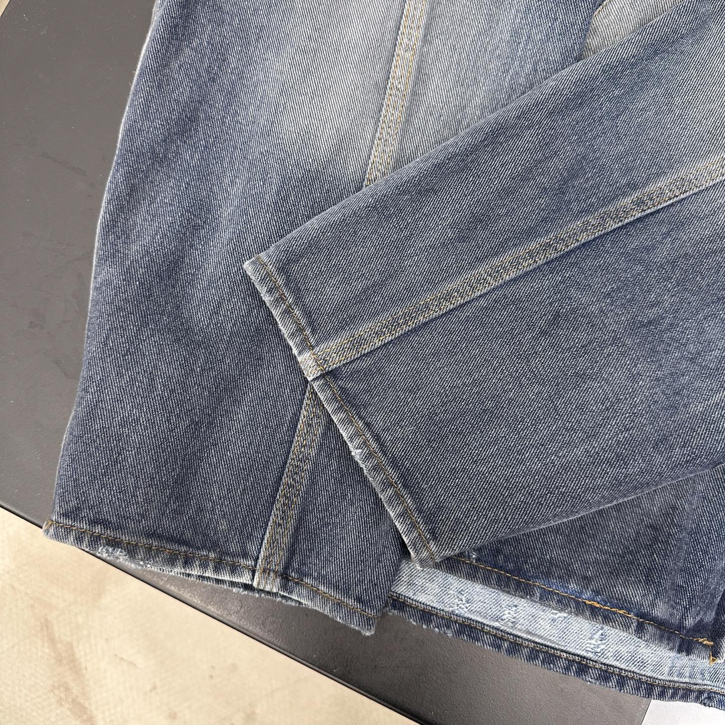 巴黎 ｜ 新款牛仔外套，成衣洗水喷色泥浆加磨破工艺，休闲时尚版型，男女同款，尺码sml