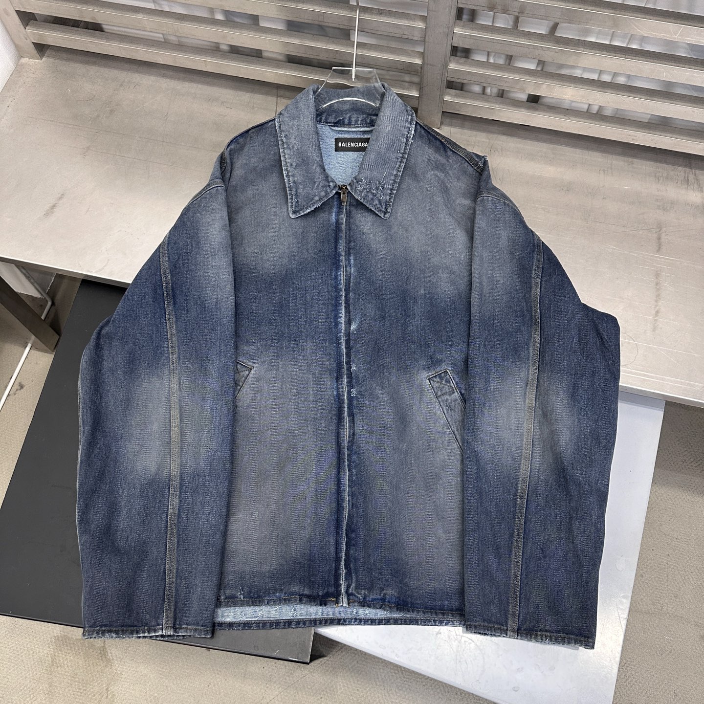 巴黎 ｜ 新款牛仔外套，成衣洗水喷色泥浆加磨破工艺，休闲时尚版型，男女同款，尺码sml