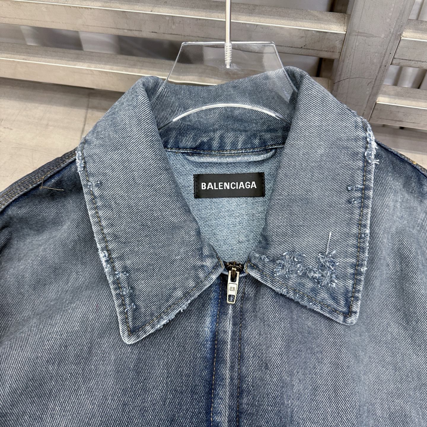 巴黎 ｜ 新款牛仔外套，成衣洗水喷色泥浆加磨破工艺，休闲时尚版型，男女同款，尺码sml