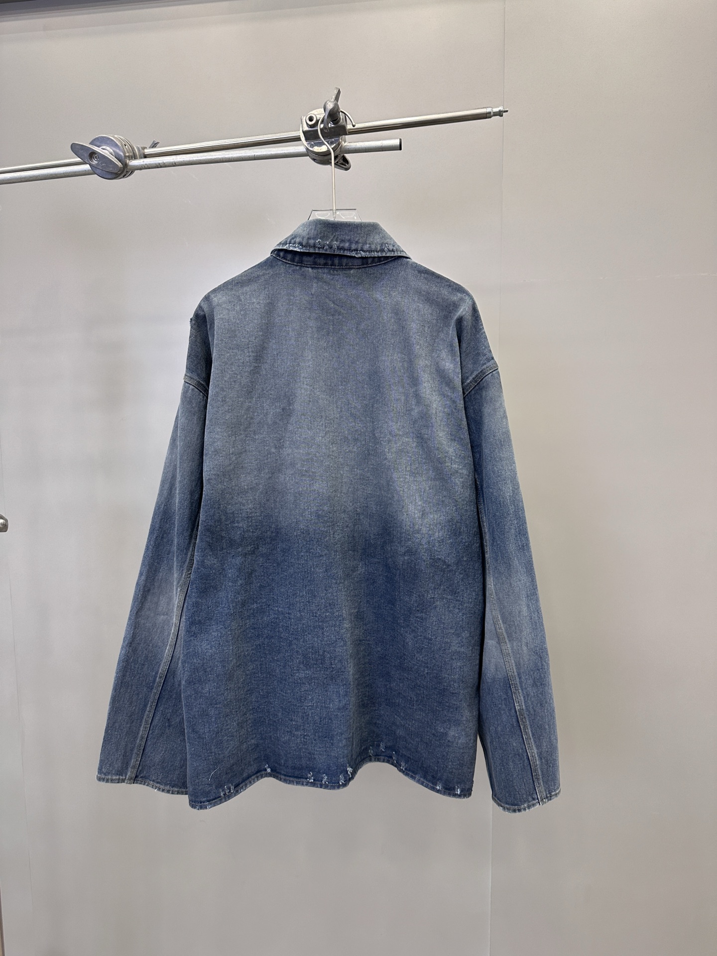 巴黎 ｜ 新款牛仔外套，成衣洗水喷色泥浆加磨破工艺，休闲时尚版型，男女同款，尺码sml