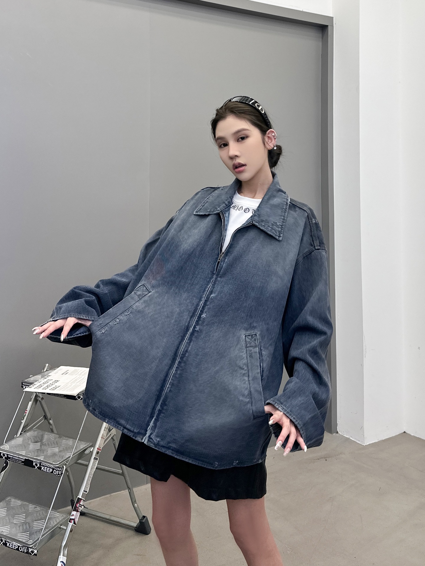 巴黎 ｜ 新款牛仔外套，成衣洗水喷色泥浆加磨破工艺，休闲时尚版型，男女同款，尺码sml