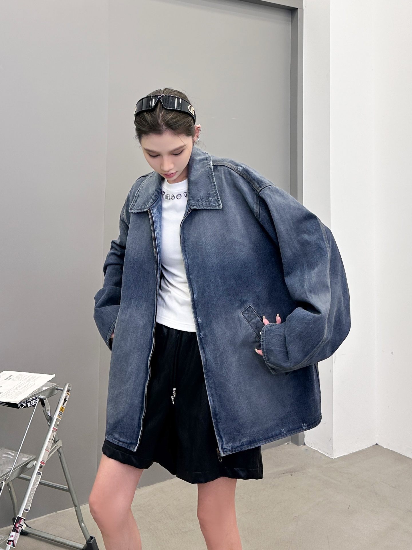 巴黎 ｜ 新款牛仔外套，成衣洗水喷色泥浆加磨破工艺，休闲时尚版型，男女同款，尺码sml