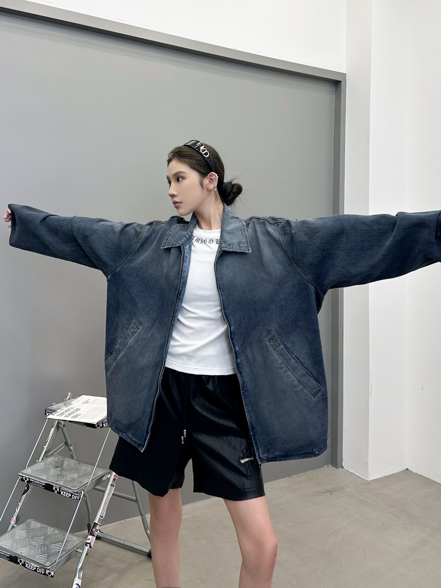 巴黎 ｜ 新款牛仔外套，成衣洗水喷色泥浆加磨破工艺，休闲时尚版型，男女同款，尺码sml