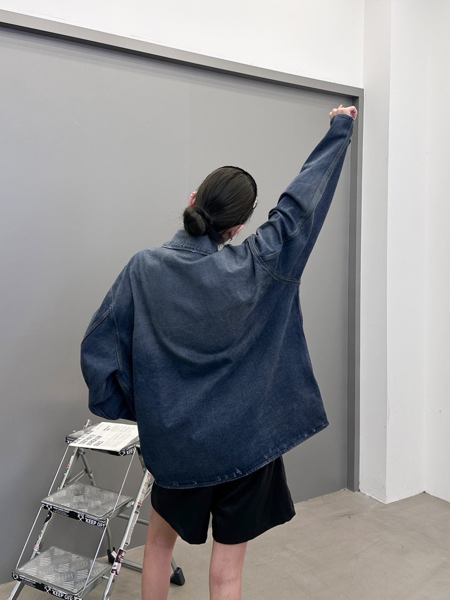 巴黎 ｜ 新款牛仔外套，成衣洗水喷色泥浆加磨破工艺，休闲时尚版型，男女同款，尺码sml