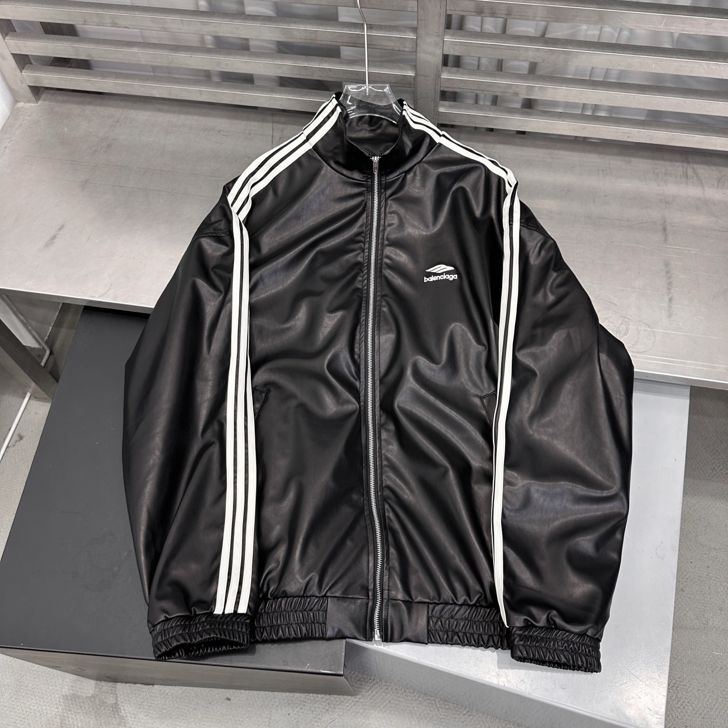 巴黎 ｜ 新款环保皮外套，经典刺绣标，手工车侧杠，进口合成海岛丝pu面料，男女同款，尺码sml