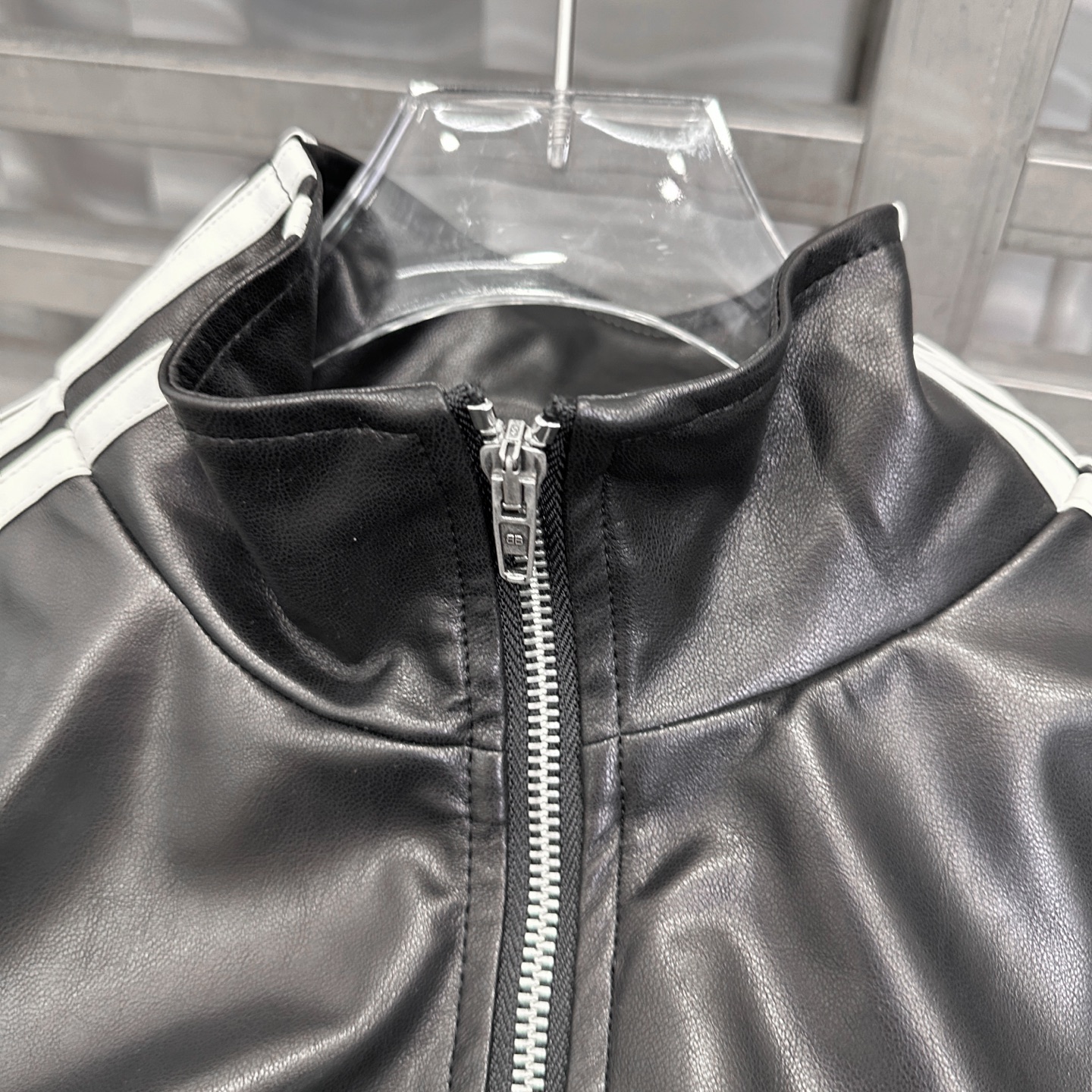 巴黎 ｜ 新款环保皮外套，经典刺绣标，手工车侧杠，进口合成海岛丝pu面料，男女同款，尺码sml