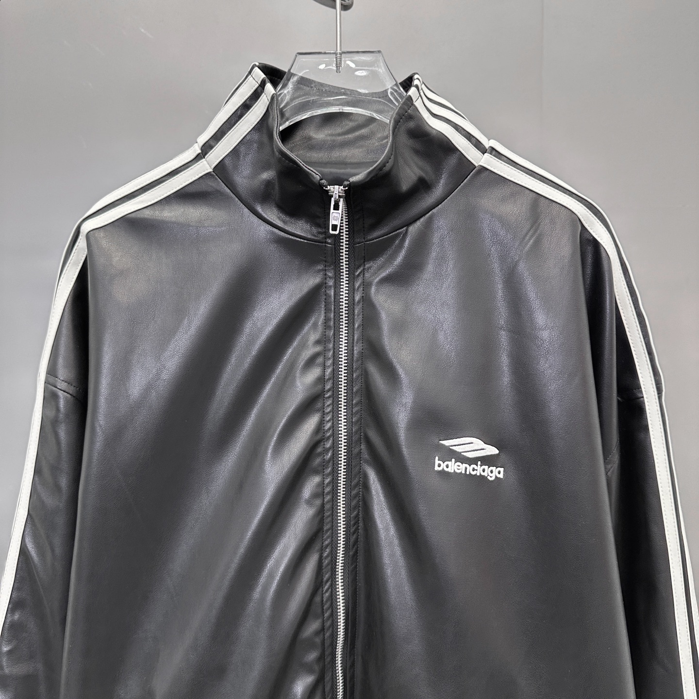 巴黎 ｜ 新款环保皮外套，经典刺绣标，手工车侧杠，进口合成海岛丝pu面料，男女同款，尺码sml