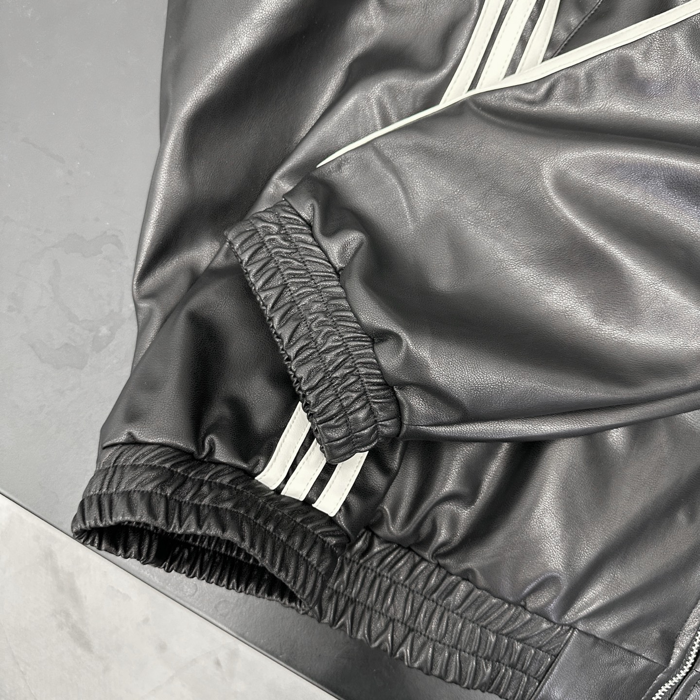 巴黎 ｜ 新款环保皮外套，经典刺绣标，手工车侧杠，进口合成海岛丝pu面料，男女同款，尺码sml