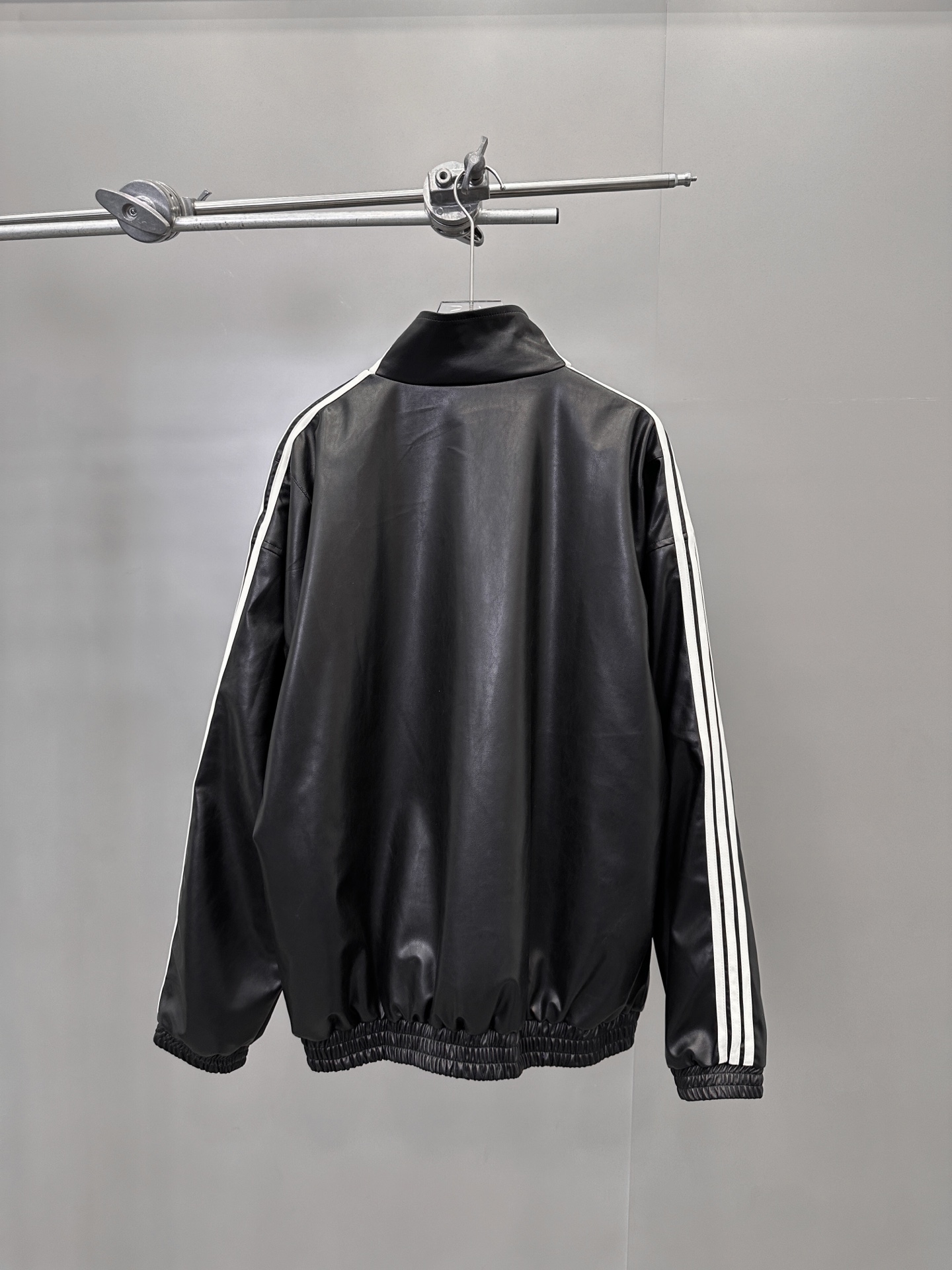 巴黎 ｜ 新款环保皮外套，经典刺绣标，手工车侧杠，进口合成海岛丝pu面料，男女同款，尺码sml